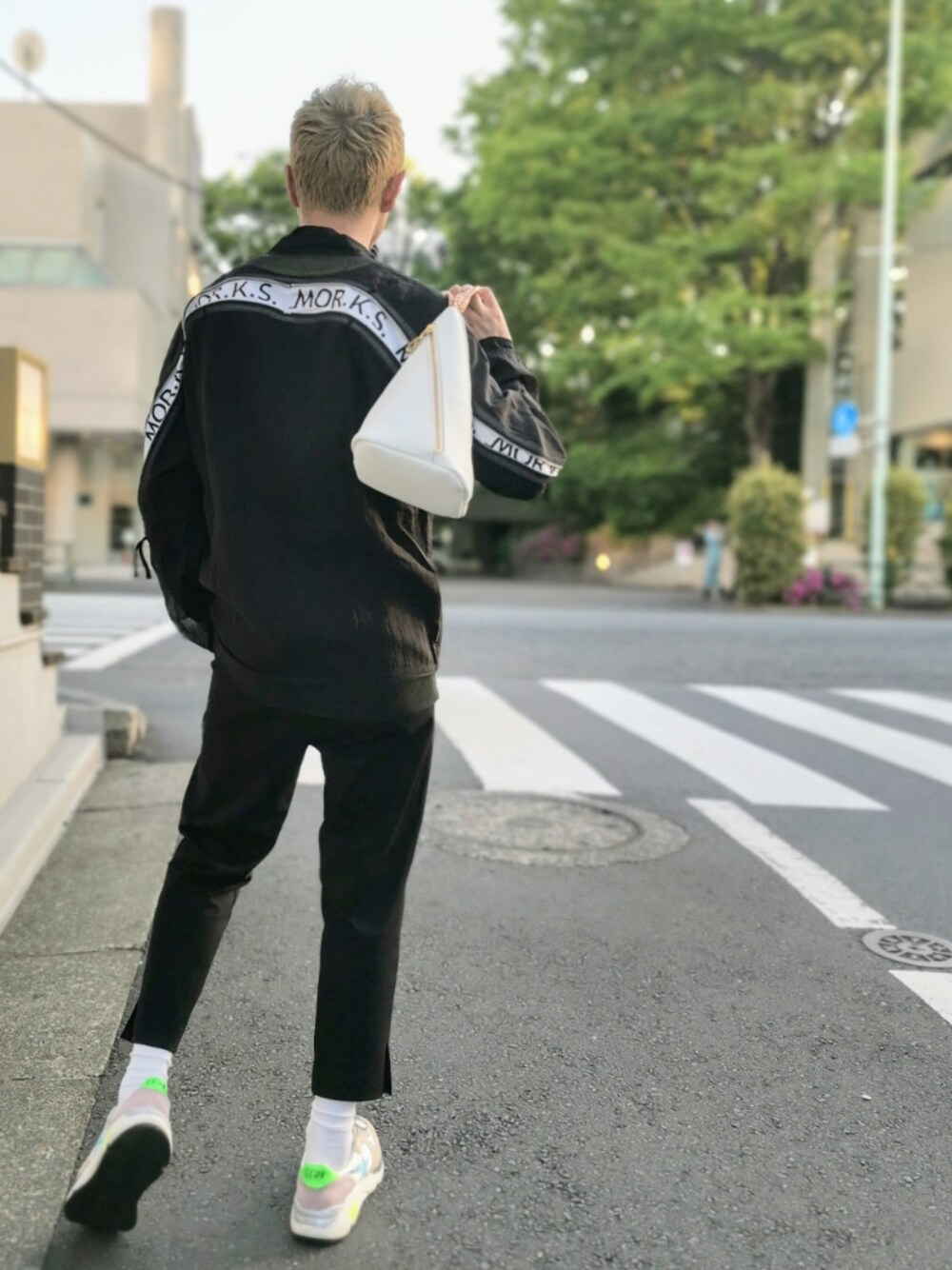 ホワイト系のハンドバッグ、ブラック系のその他パンツを着用したメンズの春コーディネートの1枚目の写真