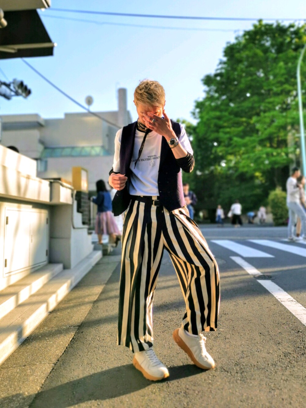 「春夏コーデ、スニーカーコーデ、きれいめカジュアル、オーバーサイズ、ストライプ、ストライプパンツ、ジレ、ベスト、ＧＷ、こどもの日」｜「RAWLIFEのTOMOTAKA ONOZAKI/トモタカ オノザキ/german vivram sneaker（スニーカー、ホワイト系）」を使った、MKさん（メンズ・175cm）の春コーディネートの1枚目の写真