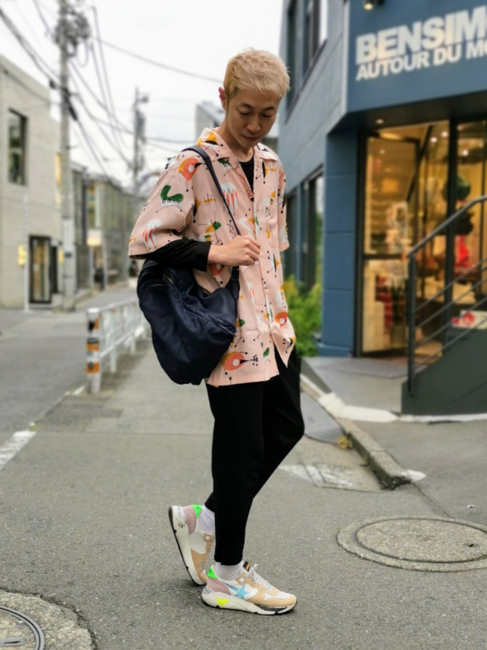 ブルー系のバックパック/リュック、ピンク系のトップスを着用したメンズの夏コーディネートの1枚目の写真