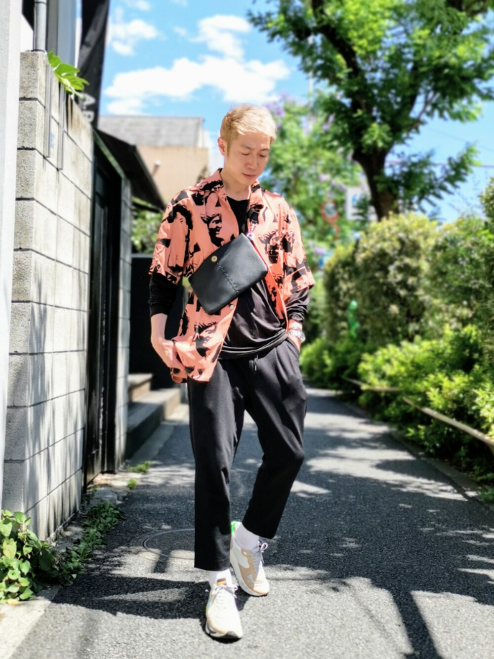 ブルー系のバッグを着用したメンズの夏コーディネートの1枚目の写真