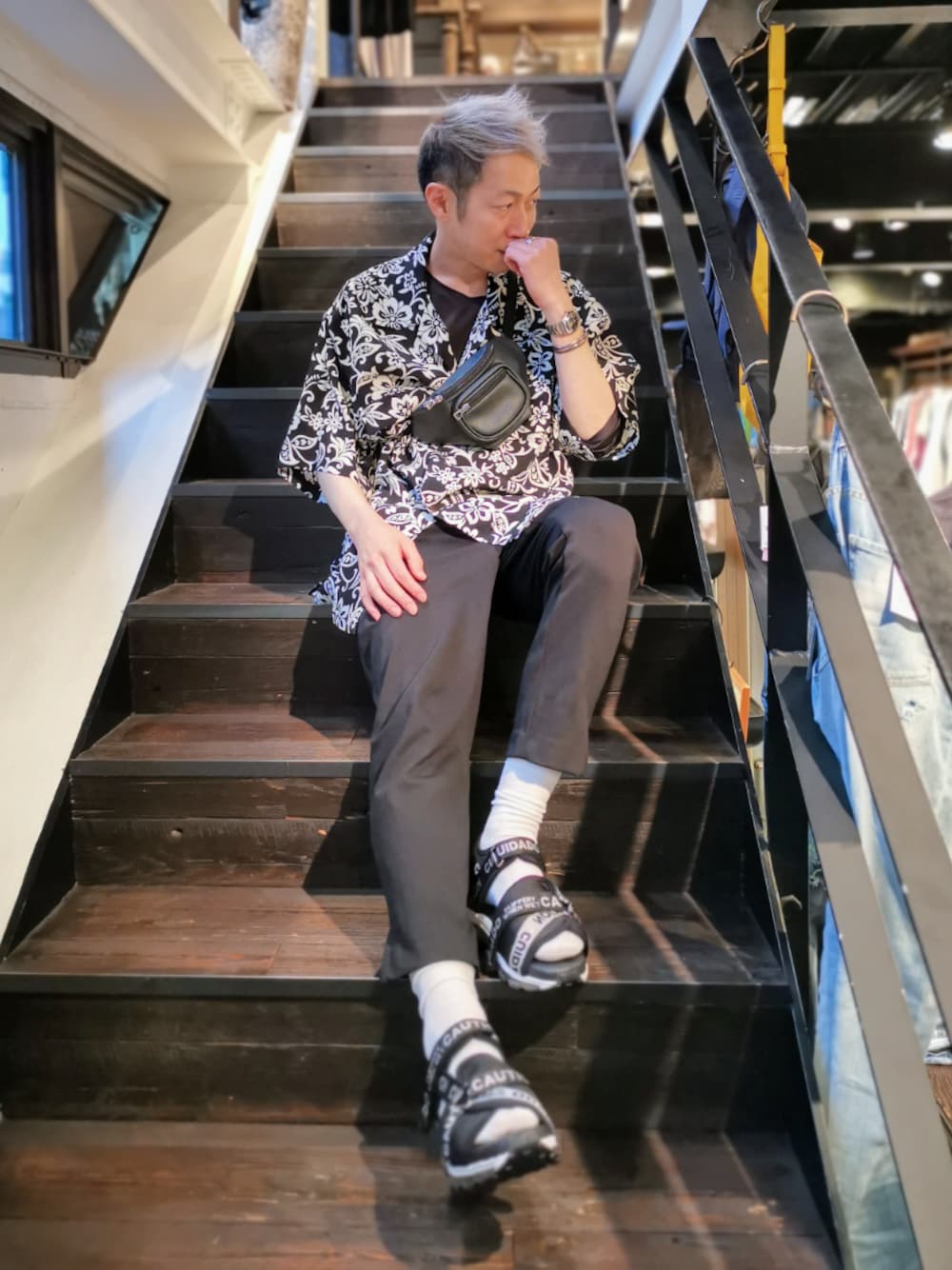 ピンク系のボディバッグ/ウエストポーチ、ブラック系のサンダルを着用したメンズの夏コーディネートの1枚目の写真