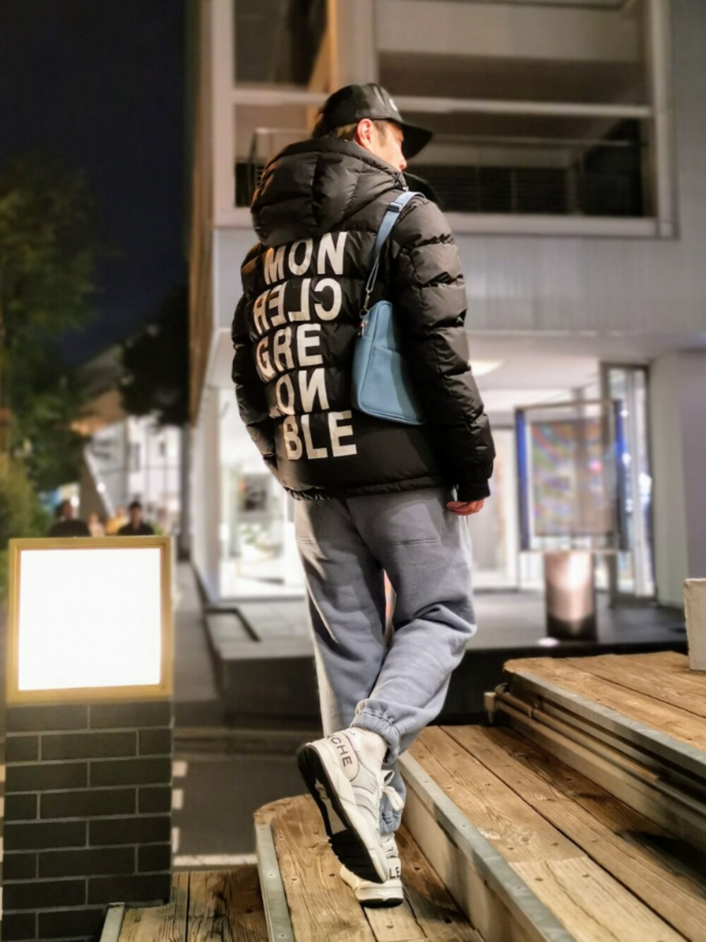キャップを使った「モンクレール」の人気ファッション