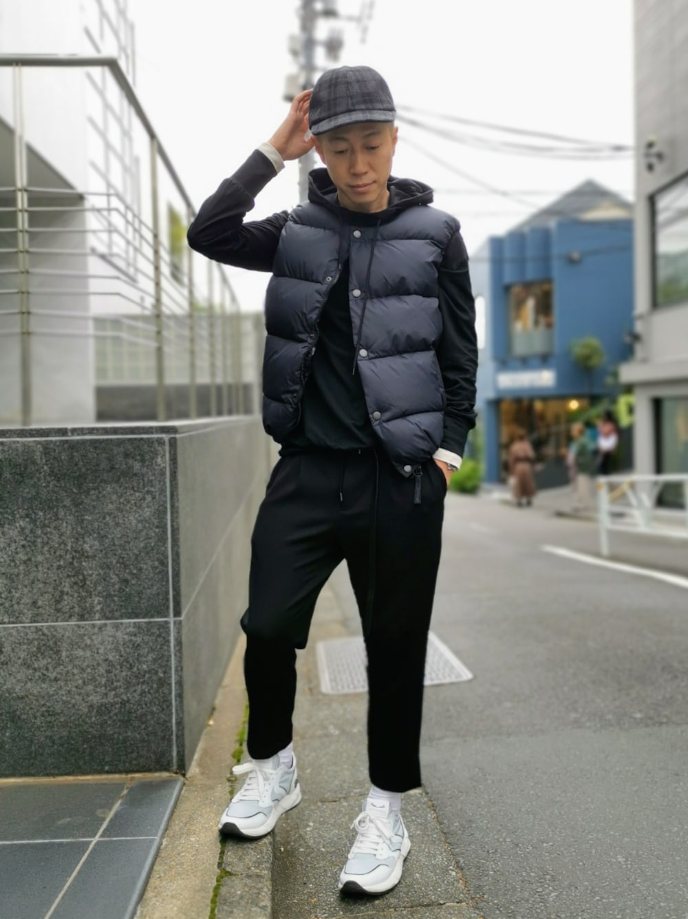 「ダウンベスト、キャップ、パーカー、スニーカー、秋のコーデ、今日のコーデ、黒、モノトーン、休日スタイル、シンプル」｜「ROBES&CONFECTIONSのRobes&Confections/ローブス&コンフェクションズ/ﾌｰﾄﾞ付きTEE（パーカー、ブラック系）」を使った、MKさん（メンズ・175cm）の秋コーディネートの1枚目の写真