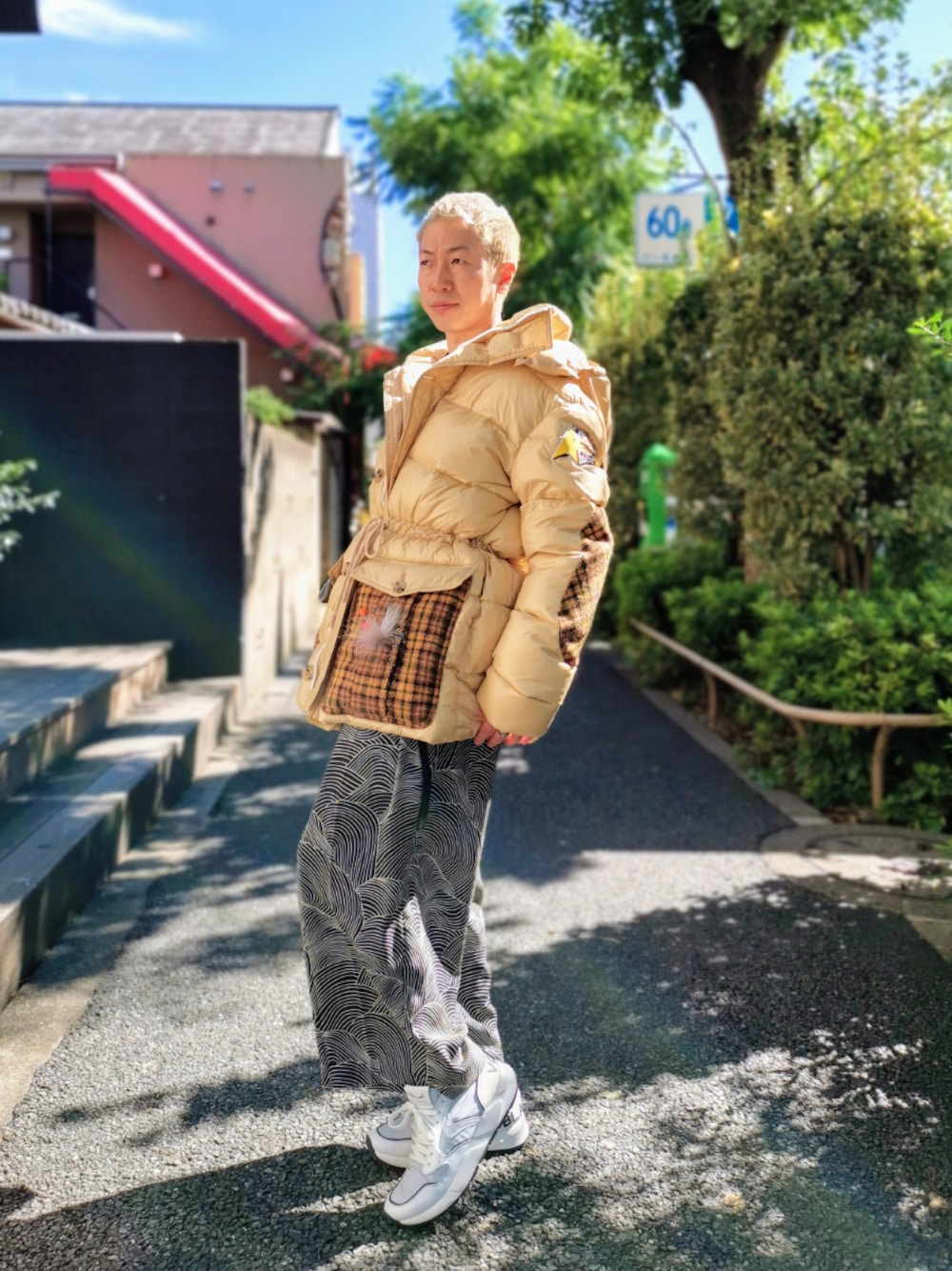 「ゴールデングース、ダウンジャケット、秋のコーデ、休日スタイル、ベージュ、秋冬、スニーカーコーデ、冬コーデ、ダウン、ワイドパンツ」｜「ROBES&CONFECTIONSのRobes&Confections/ローブス&コンフェクションズ/ﾌﾟﾘｰﾂﾊﾞｷﾞｰﾊﾟﾝﾂ 抜染（その他パンツ、ブルー系）」を使った、MKさん（メンズ・175cm）の秋コーディネートの1枚目の写真