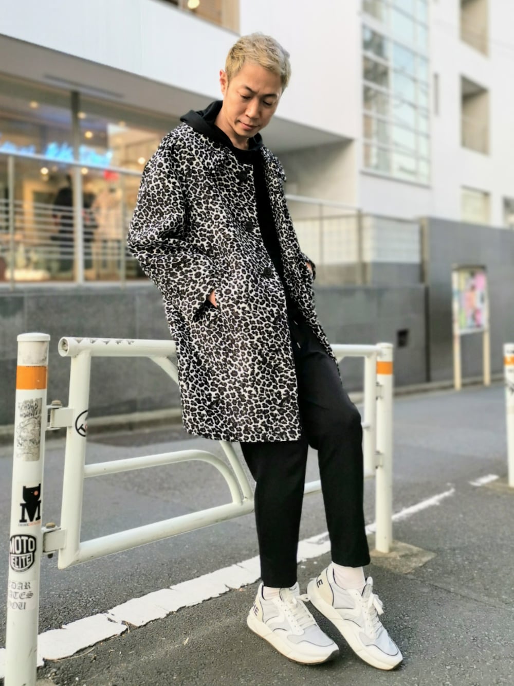 「wearhalloween2019、スニーカー、ビッグシルエット、レオパード、ハロウィン、秋冬コーデ、ootd、コート、ブラック、モノトーン」｜「ROBES&CONFECTIONSのRobes&Confections/ローブス&コンフェクションズ/Gobelins Jacquard Roll Collar Midi Coat/BRC-C02-601F（ステンカラーコート、ホワイト系）」を使った、MKさん（メンズ・175cm）の秋コーディネートの1枚目の写真