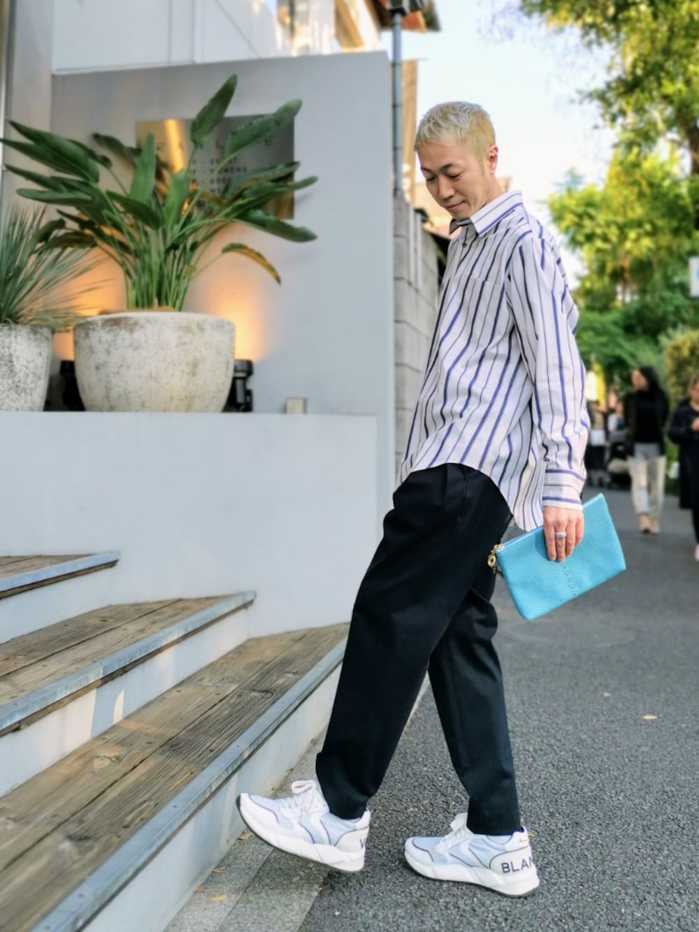 イエロー系のその他パンツ、ホワイト系のシャツ/ブラウス、ブルー系のバッグを着用したメンズの秋コーディネートの1枚目の写真