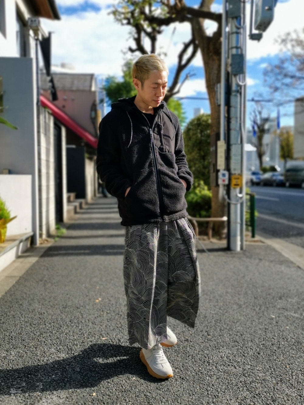 「大人コーデ、フリース、ボア、秋冬コーデ、秋コーデ、冬、柄パンツ、スニーカー、カジュアル、ワイドパンツ」｜「ROBES&CONFECTIONSのRobes&Confections/ローブス&コンフェクションズ/ﾌﾟﾘｰﾂﾊﾞｷﾞｰﾊﾟﾝﾂ 抜染（その他パンツ、ブルー系）」を使った、MKさん（メンズ・175cm）の冬コーディネートの1枚目の写真