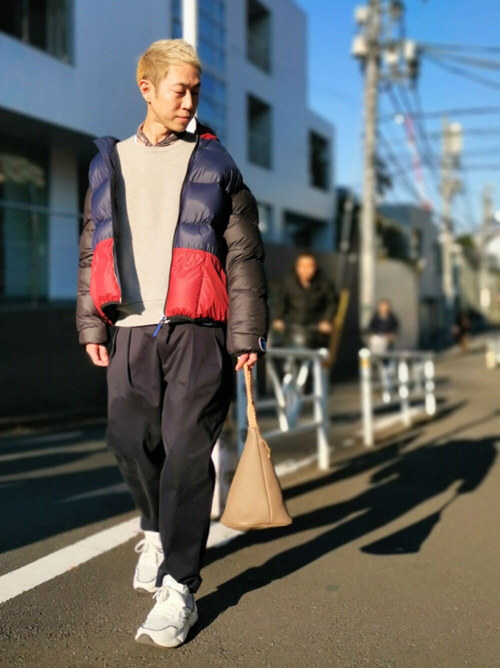 グレー系のハンドバッグ、イエロー系のその他パンツ、その他のダウンジャケット/コートを着用したメンズの冬コーディネートの1枚目の写真