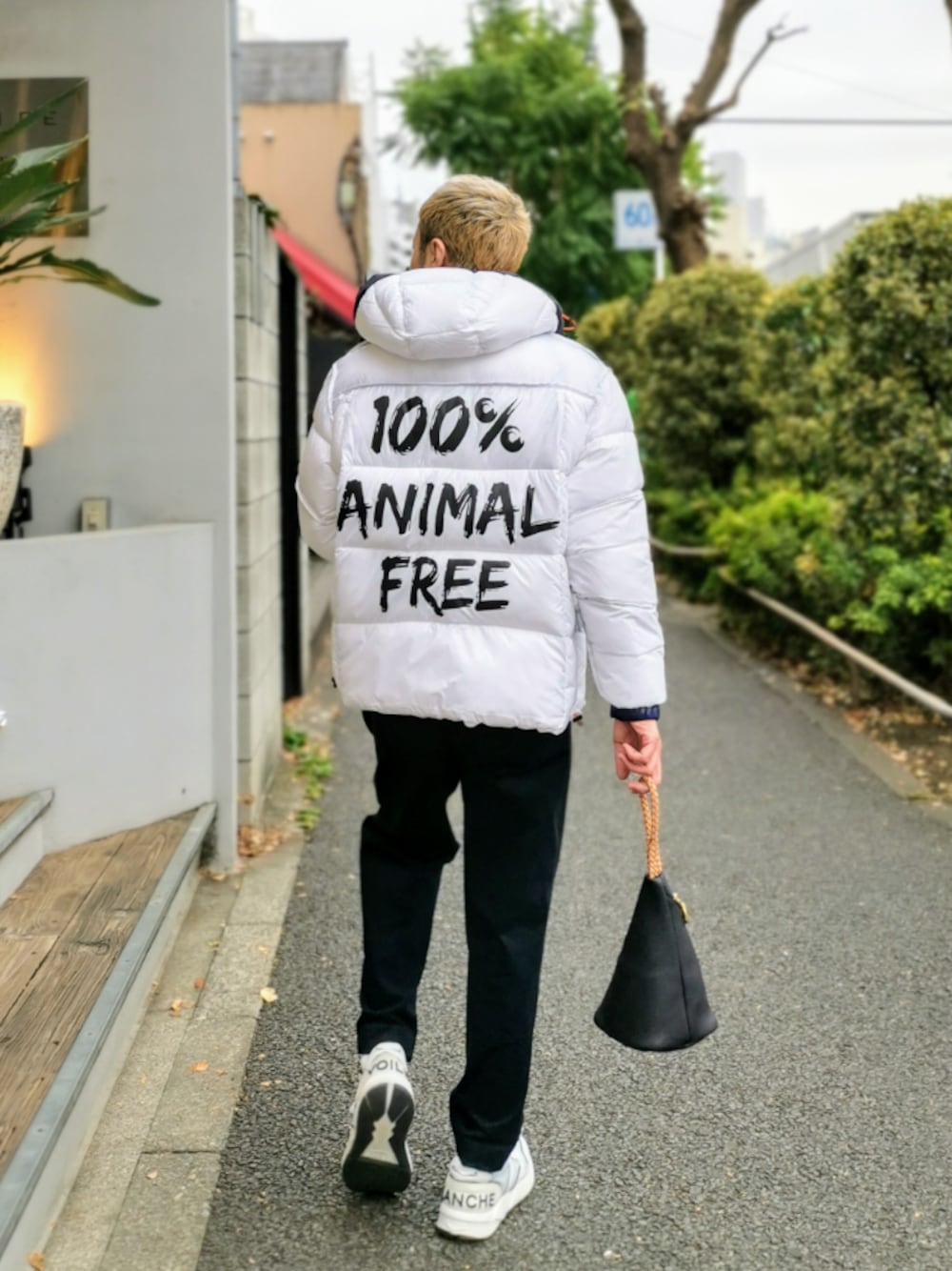 グレー系のバッグ、イエロー系のその他パンツを着用したメンズの冬コーディネートの1枚目の写真