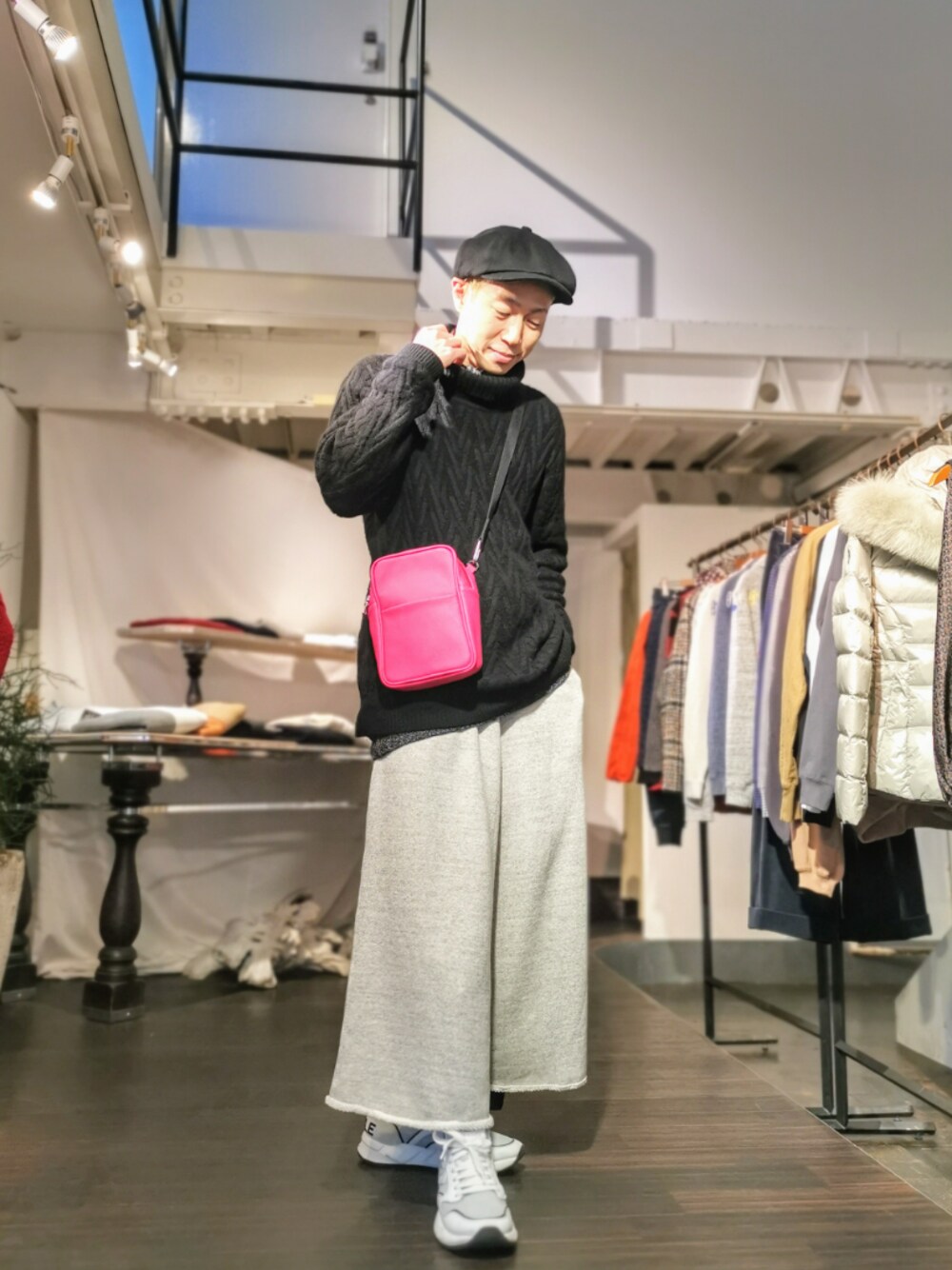 「大人コーデ、キャスケット、ニット、サコッシュ、ピンク、スニーカー、ワイドパンツ、カジュアルコーデ、休日スタイル、カジュアル」｜「ROBES&CONFECTIONSのRobes&Confections/ローブス&コンフェクションズ/Large Loop Sweat Baggy Pants（その他パンツ、グレー系）」を使った、MKさん（メンズ・175cm）の冬コーディネートの1枚目の写真
