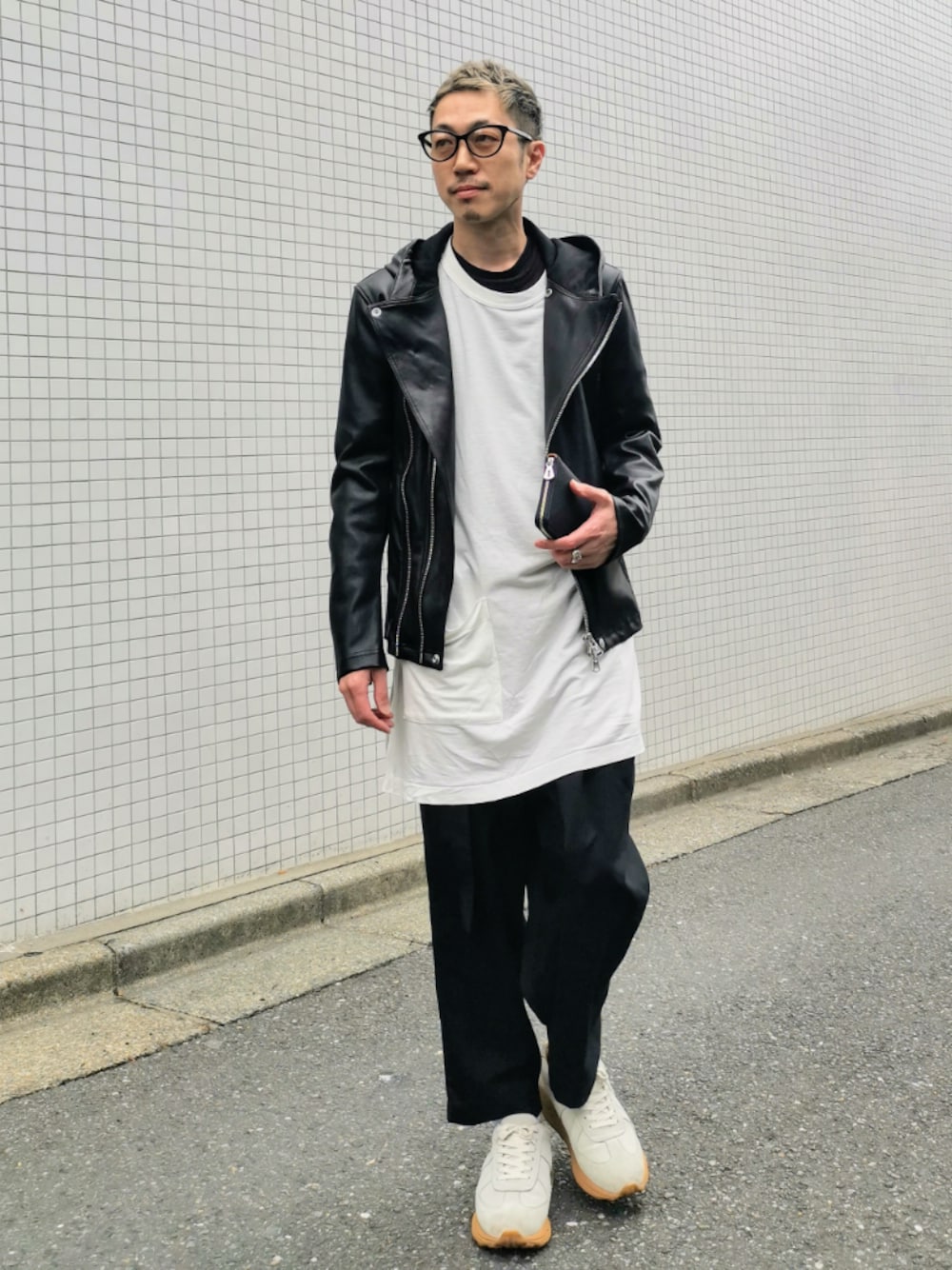 ブラック系のTシャツ/カットソー、ブラック系の財布を着用したメンズの春コーディネートの1枚目の写真