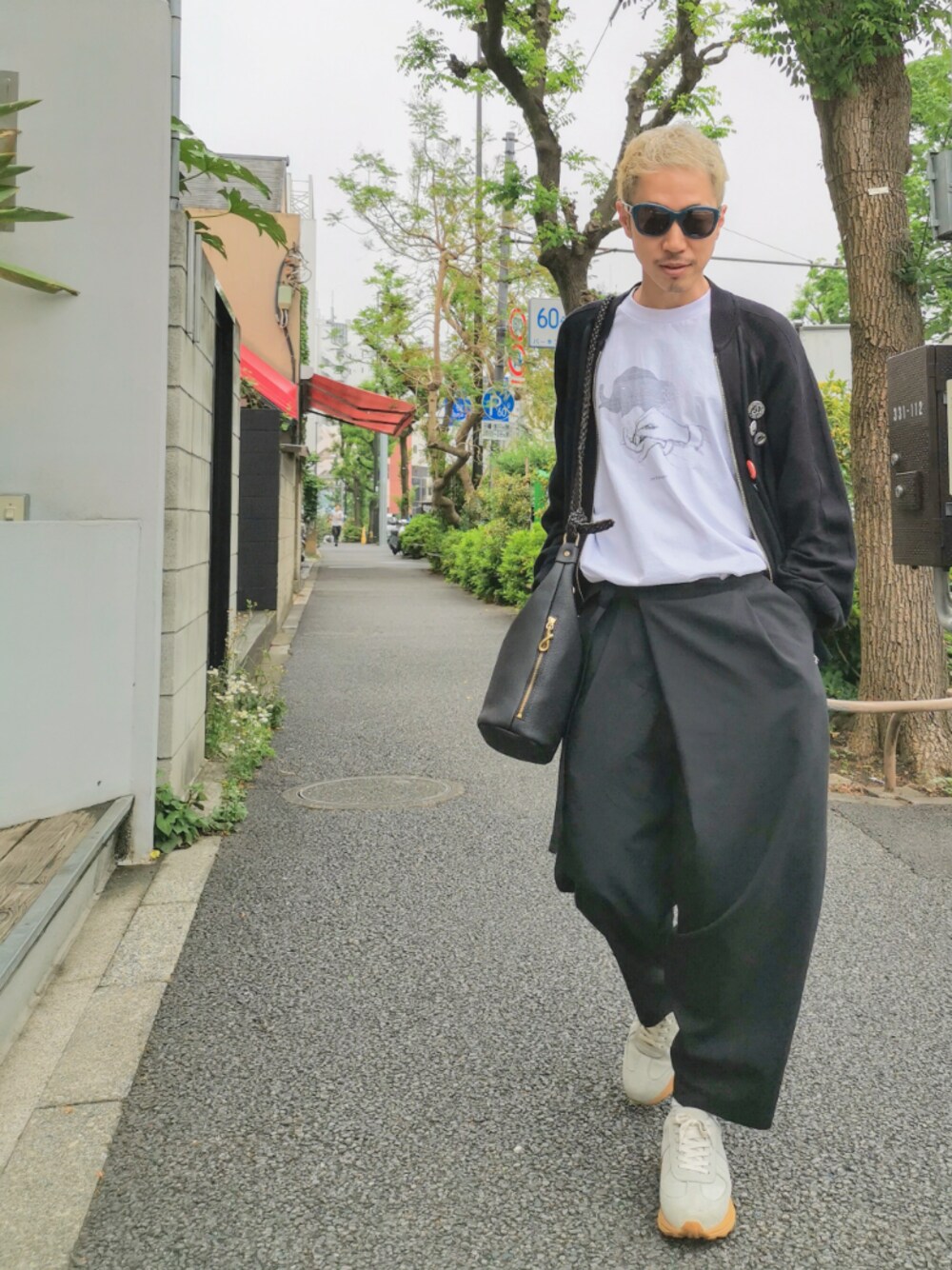 「休日コーデ、大人カジュアル、カーティガン、ワイドパンツ、ootd、モノトーン、プリントT、サングラス、スニーカー、オーバーサイズ」｜「MagnuのMagnu/マヌー/keg pouch/ケッグポーチ（バッグ、ブラック系）」を使った、MKさん（メンズ・175cm）の春コーディネートの1枚目の写真