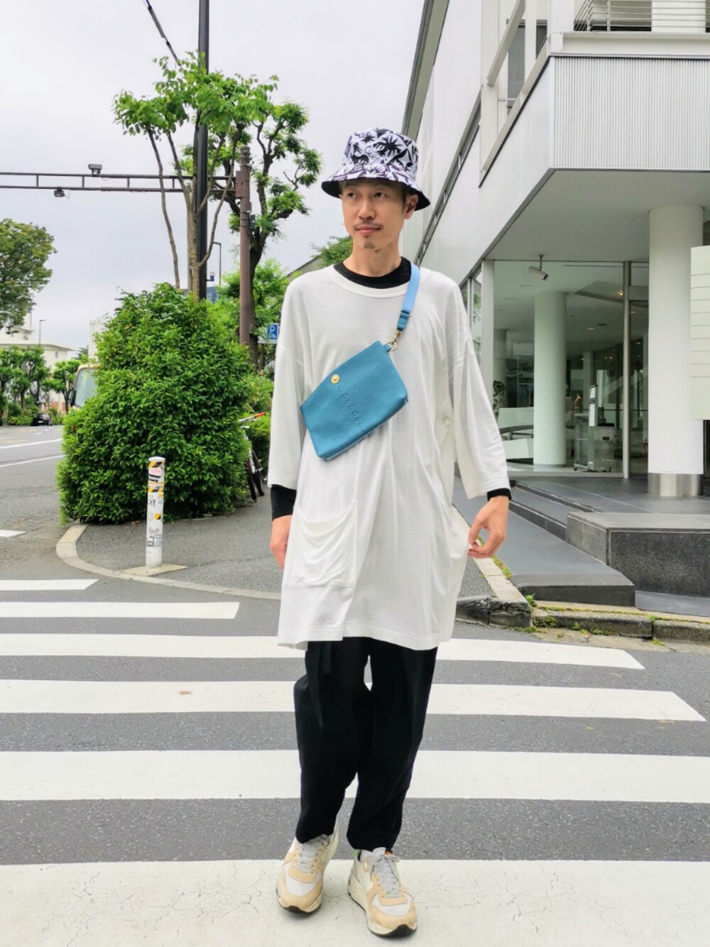 「バケットハット、サコッシュ、ビッグシルエット、オーバーサイズ、白Tシャツ、ラフ、ゆるコーデ、スニーカーコーデ、レイヤードスタイル、リラックススタイル」｜「Magnuの『Safari 3月号掲載商品』Magnu/マヌー/SACHI sacoche（バッグ、ブルー系）」を使った、MKさん（メンズ・175cm）の春コーディネートの1枚目の写真