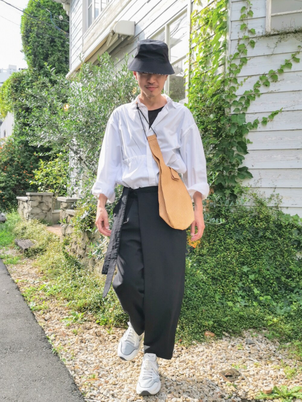 「バケットハット、シンプル、ゆるコーデ、タックイン、ビックシルエット、ワイドパンツ、スニーカー、サコッシュ、モード、きれいめカジュアル」｜「WILD THINGSのWILD THINGS × Kentaro Okawara × BEAVER ワイルドシングス × 大河原 健太郎 × ビーバー　BUCKET HAT バケットハット（ハット、ブラック系）」を使った、MKさん（メンズ・175cm）の夏コーディネートの1枚目の写真