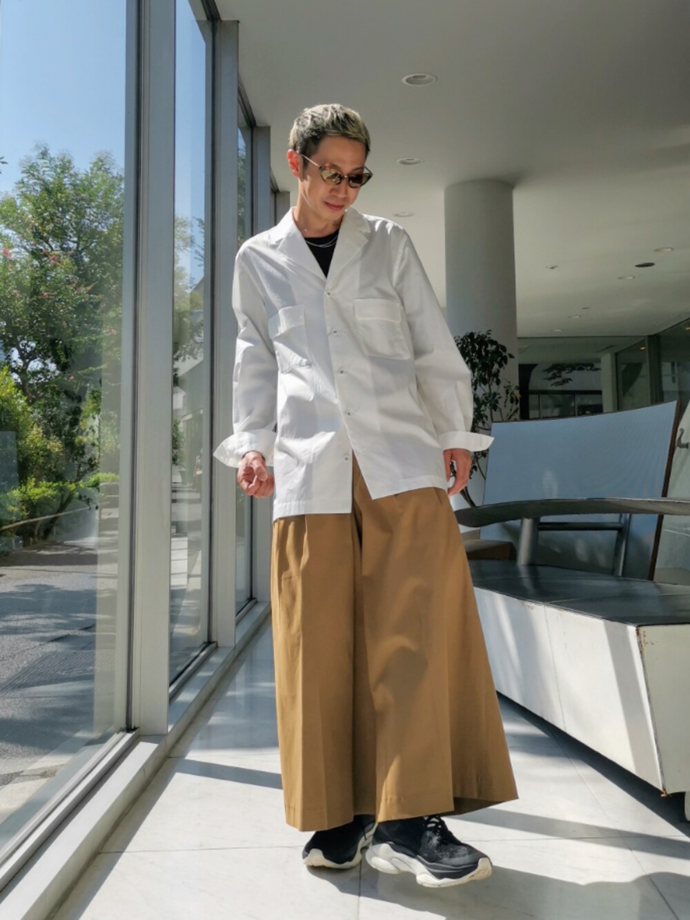 「オトナカジュアル、ワイドパンツ、スラックス、白シャツ、サングラス、スニーカー、ベージュ、ootd、ハカマパンツ、秋コーデ」｜「BRAND BLACKのBRANDBLACK/ブランドブラック/482BB SPECTER（スニーカー、ブラック系）」を使った、MKさん（メンズ・175cm）の夏コーディネートの1枚目の写真