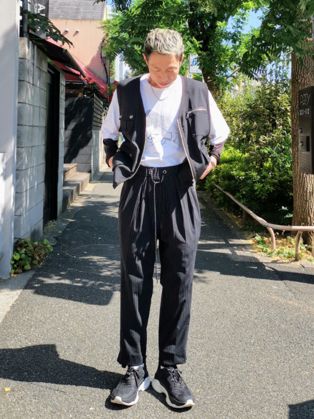 「シンプル、レイヤードスタイル、ベスト、ファッションの力を信じよう、フィッシングベスト、スラックス、ストライプパンツ、ラフコーデ、Tシャツ、モノトーンコーデ」｜「LUSORのLUSOR（ルーソル）ハンティングベスト（ベスト、ブラック系）」を使った、MKさん（メンズ・175cm）の夏コーディネートの1枚目の写真
