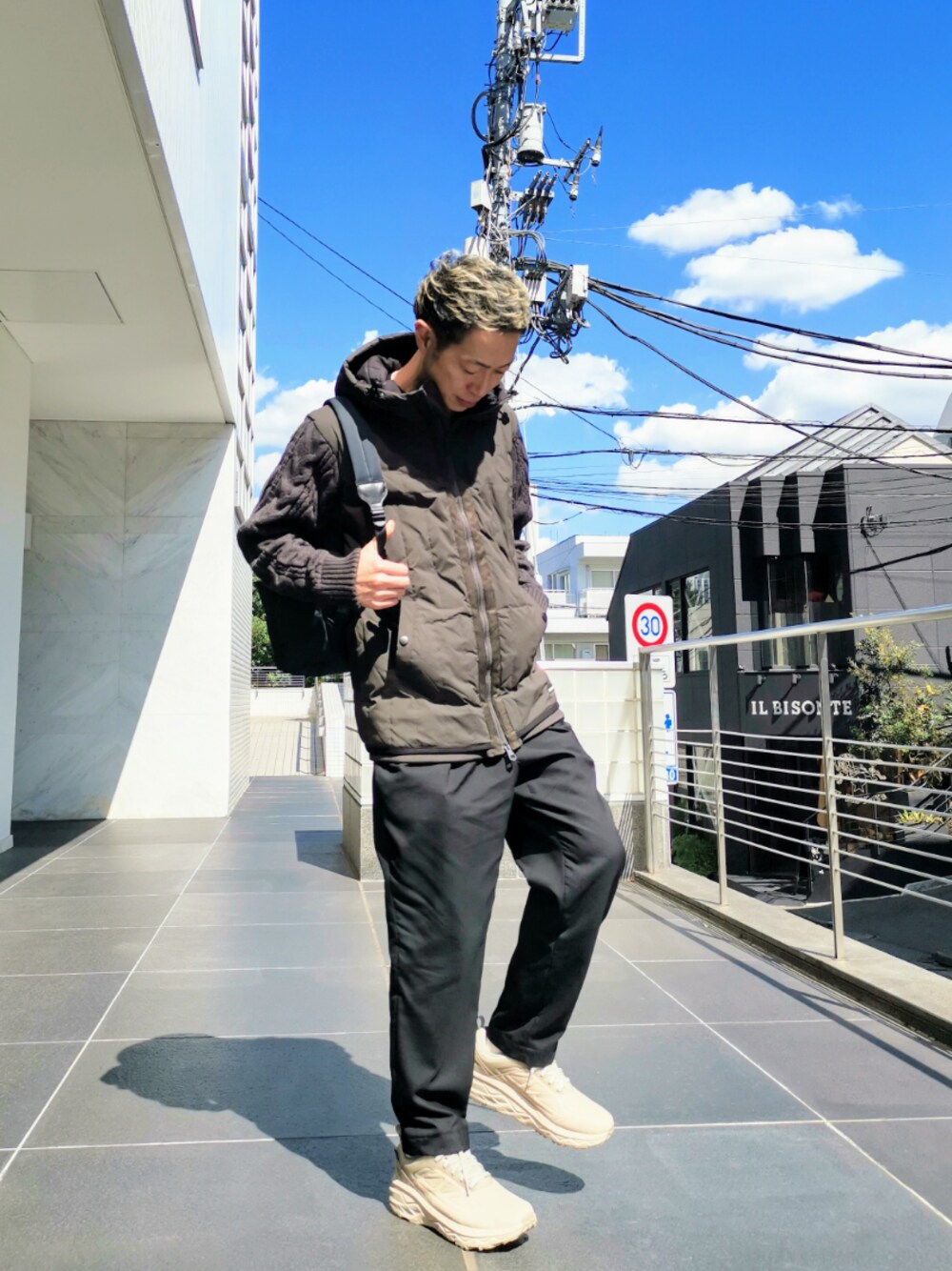 「休日スタイル、秋コーデ、スニーカーコーデ、大人コーデ、シンプルコーデ、カジュアル、ホカオネオネ、バックパック、ootd、パーカー」｜「HOKAの【HOKA ONEONE / ホカ オネオネ】 CHALLENGER LOW GRTX WIDE（スニーカー、ベージュ系）」を使った、MKさん（メンズ・175cm）の秋コーディネートの1枚目の写真