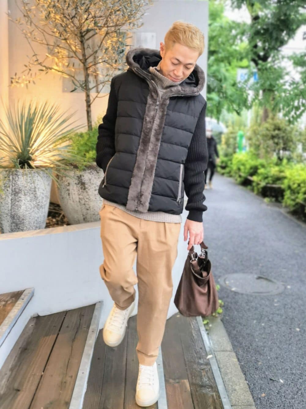 「秋服準備はじめました、オトナカジュアル、秋のコーデ、ベージュ、休日スタイル、キレイめ、ニット、スニーカーコーデ、アースカラー、秋のカフェオレコーデ」｜「groundsのgrounds/グラウンズ/VORTEX CREAMCANVAS × CLEAR（スニーカー、ホワイト系）」を使った、MKさん（メンズ・175cm）の秋コーディネートの1枚目の写真