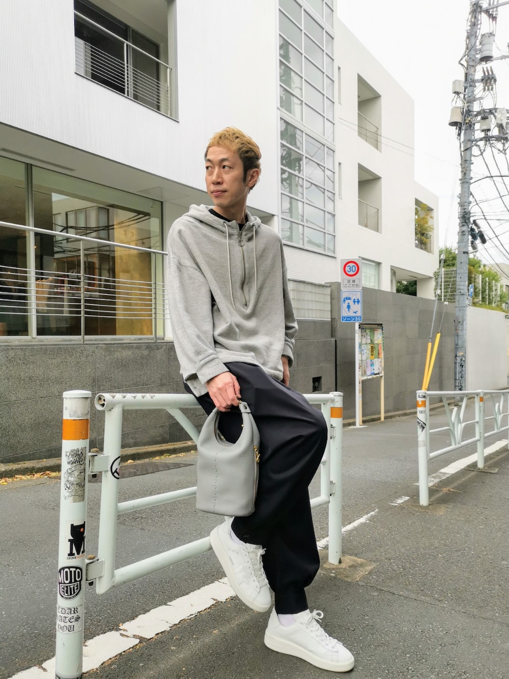 ホワイト系のスニーカー、ブラック系のその他パンツ、シルバー系のハンドバッグを着用したメンズの秋コーディネートの1枚目の写真