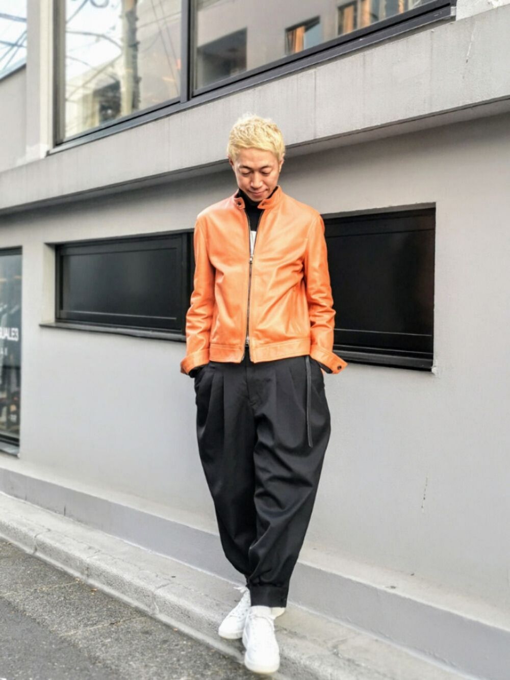「オレンジ、スニーカー、レザージャケット、きれいめカジュアル、ootd、キレイめ、タートルネック、シンプル、カジュアル、ライダース」｜「GOLDEN GOOSEのGOLDEN GOOSE DELUXE BRAND/ゴールデン グース デラックス ブランド/ローカットスニーカー -PURESTAR-（スニーカー、ホワイト系）」を使った、MKさん（メンズ・175cm）の冬コーディネートの1枚目の写真