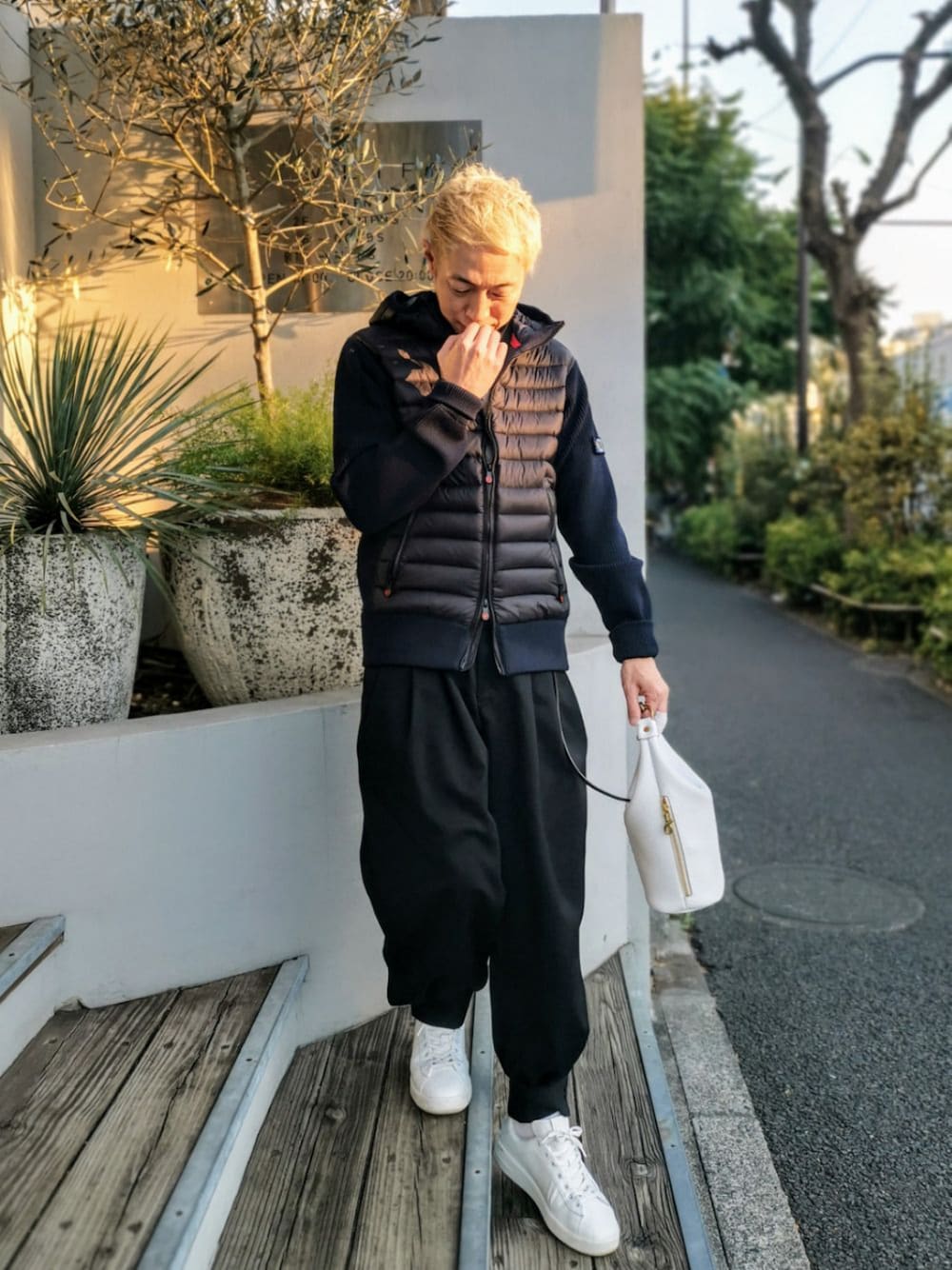 ホワイト系のTシャツ/カットソー、ブラック系のその他パンツ、ホワイト系のスニーカーを着用したメンズの冬コーディネートの1枚目の写真