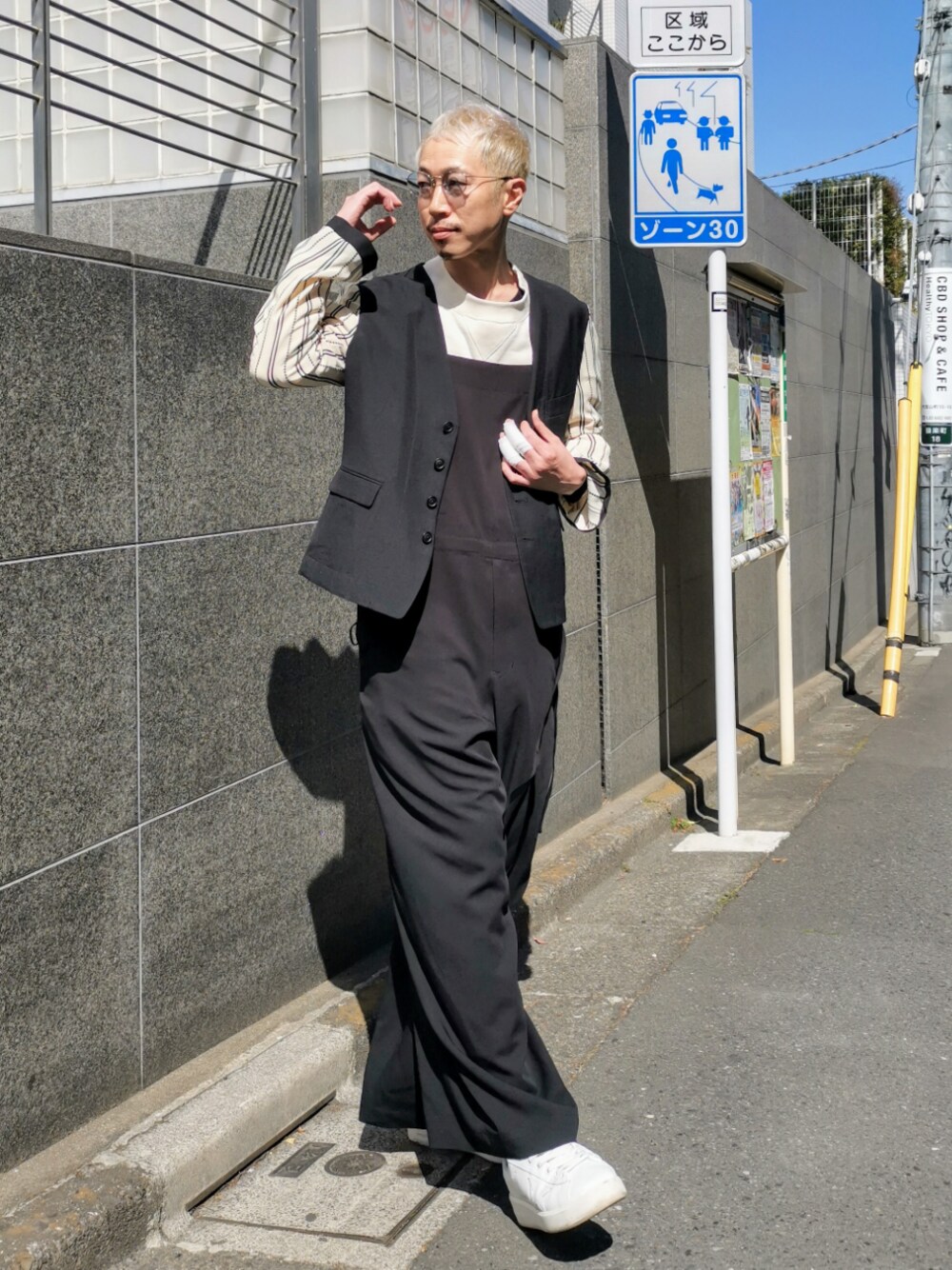 「春コーデ、シンプル、きれいめカジュアル、サロペット、めがね、スニーカー、春めきシューズ、休日スタイル、はるコーデ、モノトーン」｜「ROBES&CONFECTIONSのRobes&Confections/ローブス&コンフェクションズ/レーヨンドビーストライプジャケット（ノーカラージャケット、ブラック系）」を使った、MKさん（メンズ・175cm）の春コーディネートの1枚目の写真