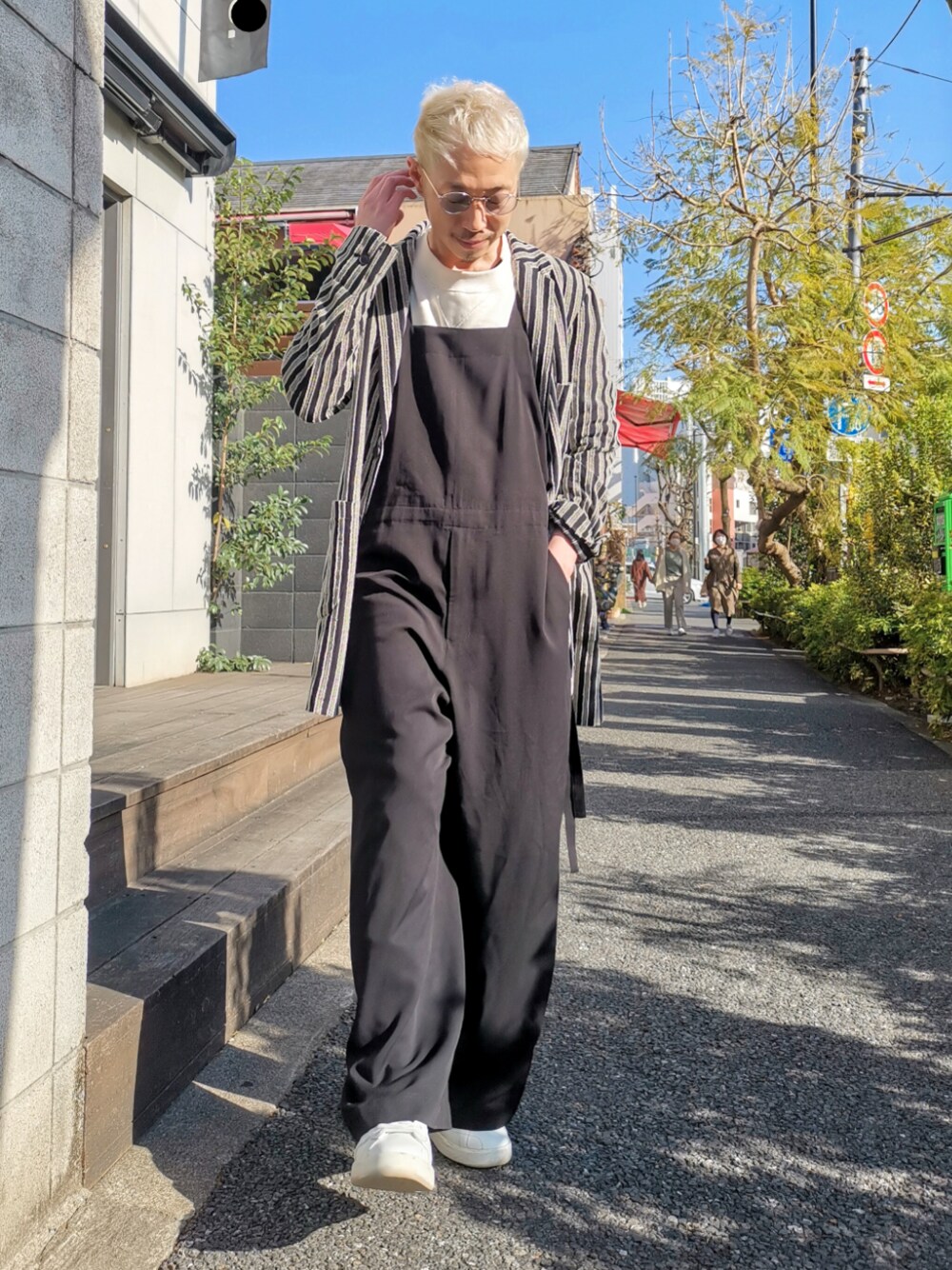 「春めきシューズ、ストライプ、ジャケット、春コーデ、めがね、オーバーオール、休日スタイル、春アウター、オーバーサイズ、金髪」｜「ROBES&CONFECTIONSのRobes&Confections/ローブス&コンフェクションズ/インターシャストライプコート（ステンカラーコート、ブラック系）」を使った、MKさん（メンズ・175cm）の春コーディネートの1枚目の写真