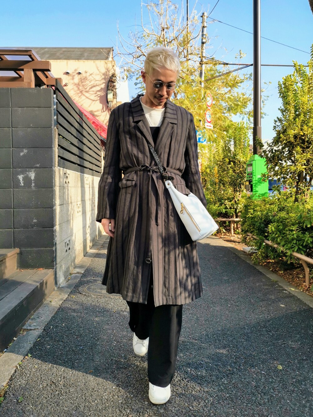 「春めきシューズ、春コーデ、スプリングコート、ストライプ、めがね、ロング丈、きれいめカジュアル、春アウター、はるコーデ、大人カジュアル」｜「ROBES&CONFECTIONSのRobes&Confections/ローブス&コンフェクションズ/ブラックツイルストライプリネンコート（ステンカラーコート、グレー系）」を使った、MKさん（メンズ・175cm）の春コーディネートの1枚目の写真