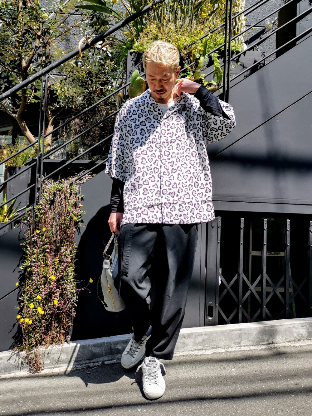 ホワイト系のスニーカー、シルバー系のハンドバッグ、ホワイト系のシャツ/ブラウスを着用したメンズの春コーディネートの1枚目の写真