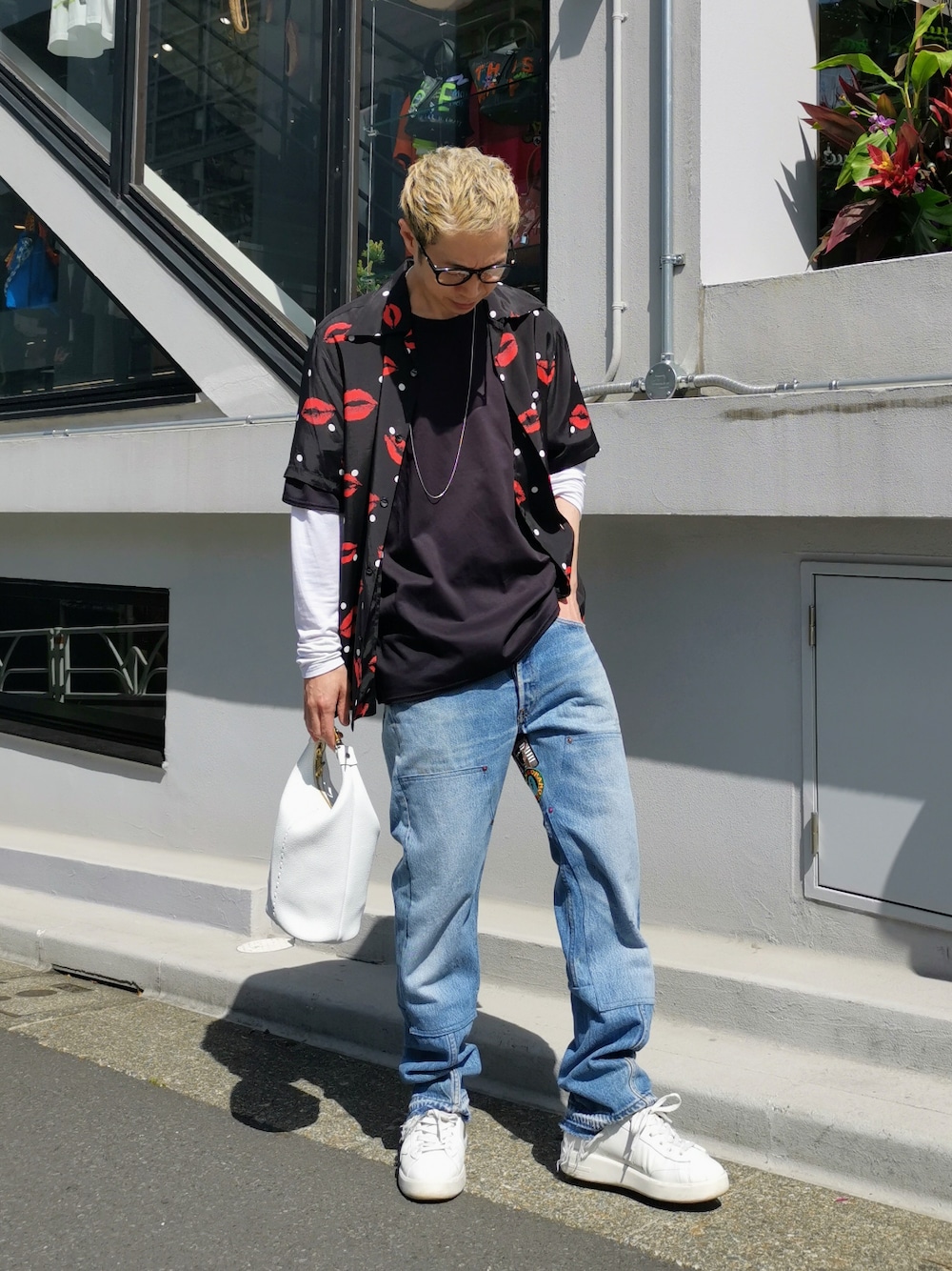 ホワイト系のハンドバッグ、ホワイト系のスニーカー、ブラック系のシャツ/ブラウスを着用したメンズの春コーディネートの1枚目の写真