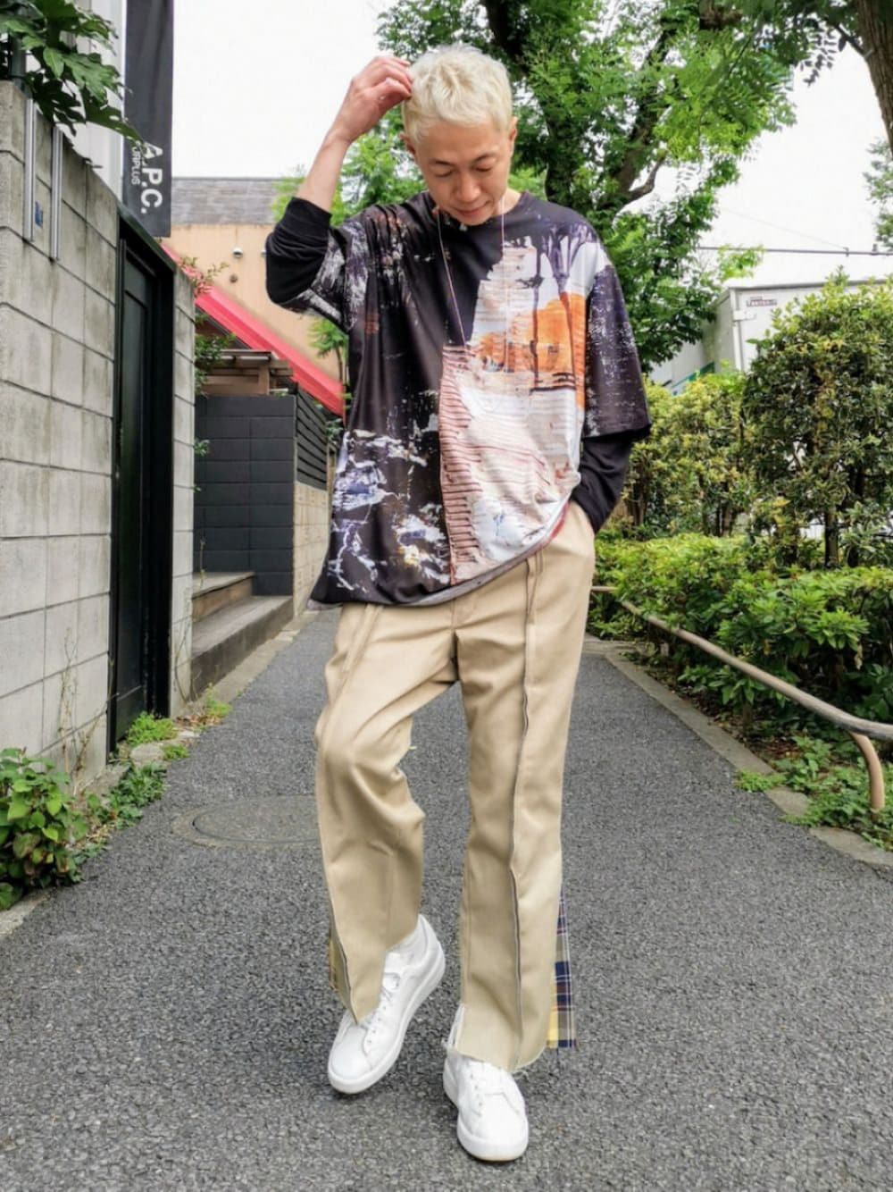 「オーバーサイズ、プリントT、ディッキーズ(Dickies)、スニーカー、白いスニーカー、レイヤードスタイル、Tシャツ、休日スタイル、リメイク、ベージュ」｜「ROYAL FLASHのguernika/ゲルニカ/総柄Tシャツ（Tシャツ/カットソー、ブラック系）」を使った、MKさん（メンズ・175cm）の夏コーディネートの1枚目の写真