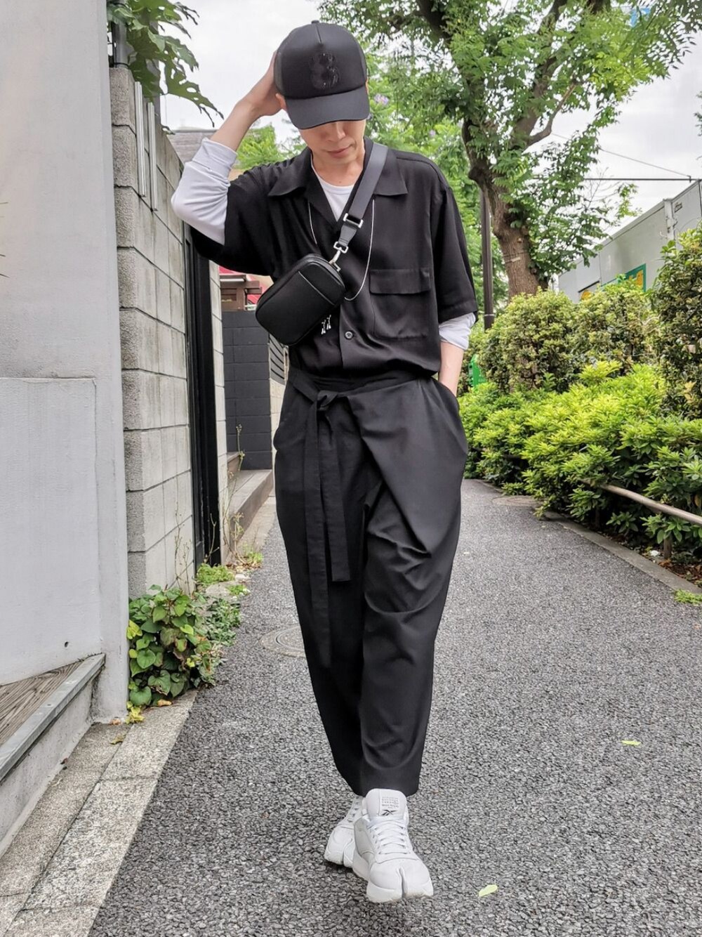 「ワントーンコーデ、モノトーン、キャップ、黒、半袖シャツ、タックイン、レイヤードスタイル、オーバーサイズ、白スニーカー、オープンカラーシャツ」｜「Maison Margielaのアイテム（シューズ、グレー系）」を使った、MKさん（メンズ・175cm）の夏コーディネートの1枚目の写真