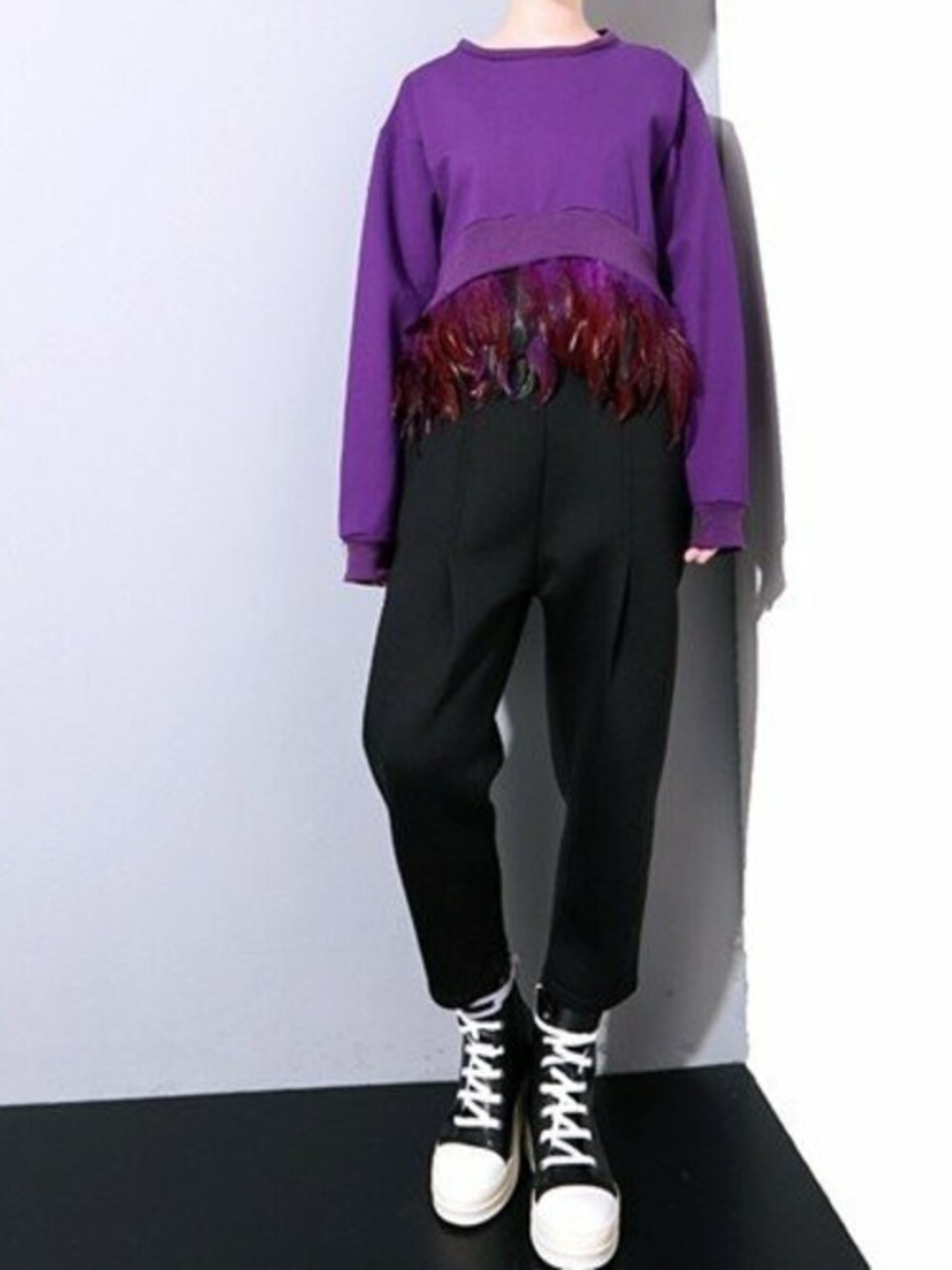 「カットソー、秋のコーデ、トレーナー、トップス、大人カジュアル、フェザー、レディース、ふんわり、韓国ファッション、ココアンセクレ」｜「cocounsecretのフェザー付トレーナー（スウェット、グレー系）」を使った、cocounsecretさん（レディース・160cm）の秋コーディネートの1枚目の写真