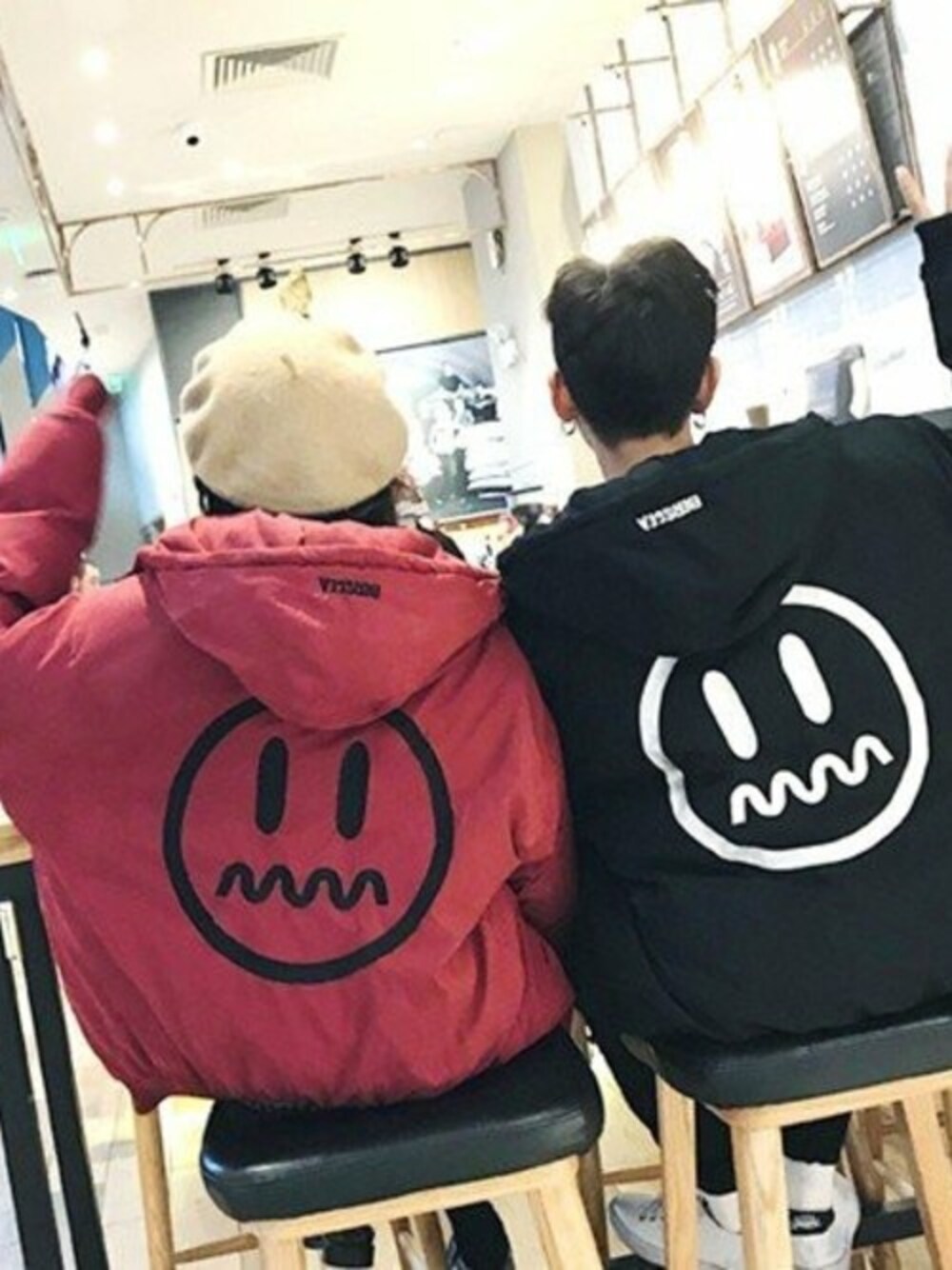 「ブルゾン、アウター、デート、休日スタイル、ペアルック、彼氏、おそろいコーデ、韓国ファッション、イロチ買い、ココアンセクレ」｜「cocounsecretのスマイルアウター（ブルゾン、ブラック系）」を使った、cocounsecretさん（レディース・160cm）の秋コーディネートの1枚目の写真