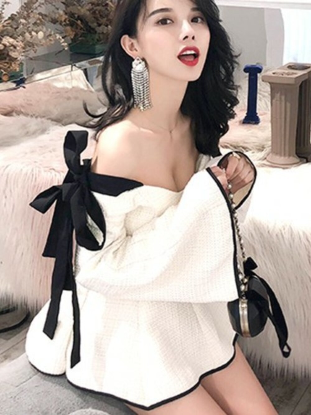 「ツイード、リボン、大人カジュアル、チュニック、キレイめ、きれいめカジュアル、春コーデ、オープンショルダー、肩出し、ココアンセクレ」｜「cocounsecretのオープンショルダーツイードチュニック（Tシャツ/カットソー、ホワイト系）」を使った、cocounsecretさん（レディース・160cm）の春コーディネートの1枚目の写真