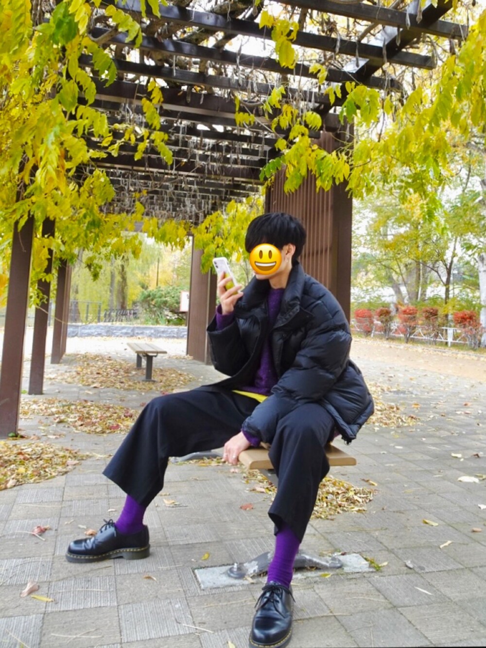 「オーバーサイズ、ダウンジャケット、ニット、ワイドパンツ、革靴、LIDnM、niko and ...、WEGO、Dr.Martens、パープル」｜「LIDNMのLIDNM/リドム/LIMONTAオーバーサイズダウン（ダウンジャケット/コート、ブラック系）」を使った、まっさんさん（メンズ・172cm）の秋コーディネートの1枚目の写真