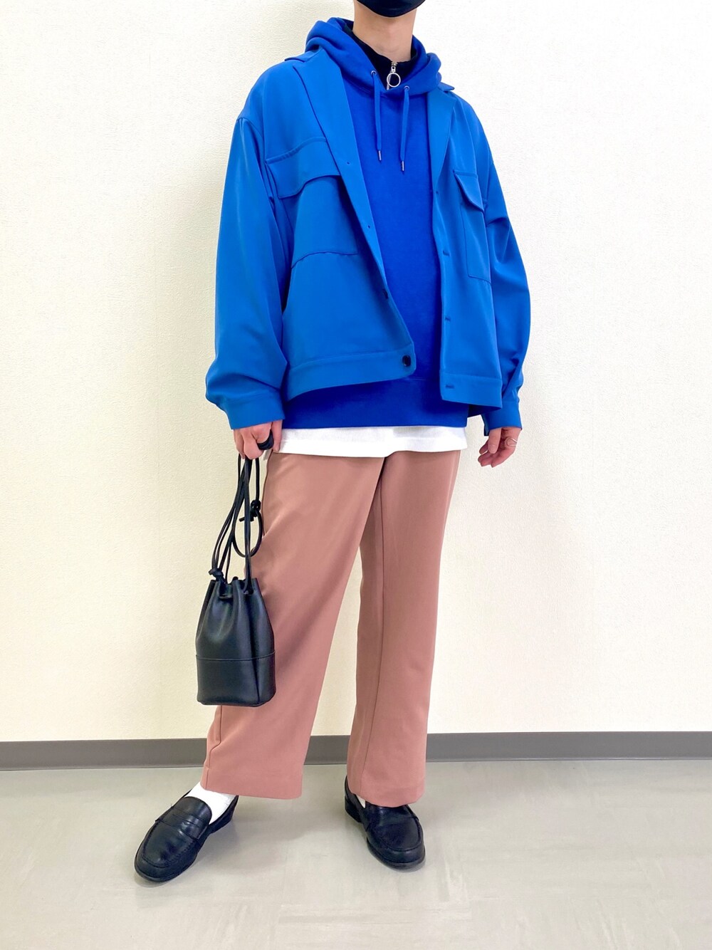 「春コーデ、春色、春、パーカー、HARE、ピンク、ブルー」｜「HAREのデザインブルゾン(HARE)（ブルゾン、ブルー系）」を使った、まっさんさん（メンズ・172cm）の春コーディネートの1枚目の写真