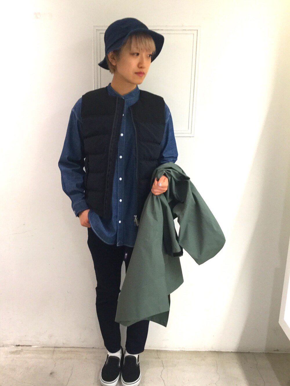 「outdoor、カジュアル、デニム、春コーデ、ダウンベスト、ザノースフェイス、THE NORTH FACE、THE NORTH FACE PURPLE LABEL」｜「THE NORTH FACEのアイテム（ナイロンジャケット、グリーン系）」を使った、natsuさん（レディース・161cm）の冬コーディネートの1枚目の写真