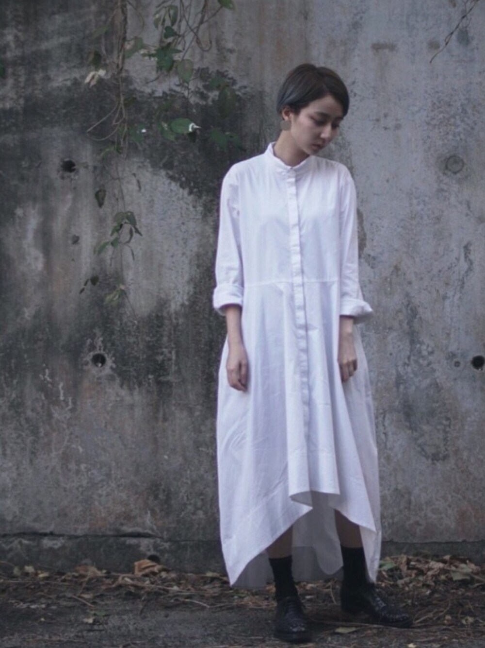 「ootd、fashion、春コーデ、白Tシャツ、white、minimal」｜「COSのアイテム（シャツワンピース、ホワイト系）」を使った、maness.kmyさん（レディース・154cm）の春コーディネートの1枚目の写真