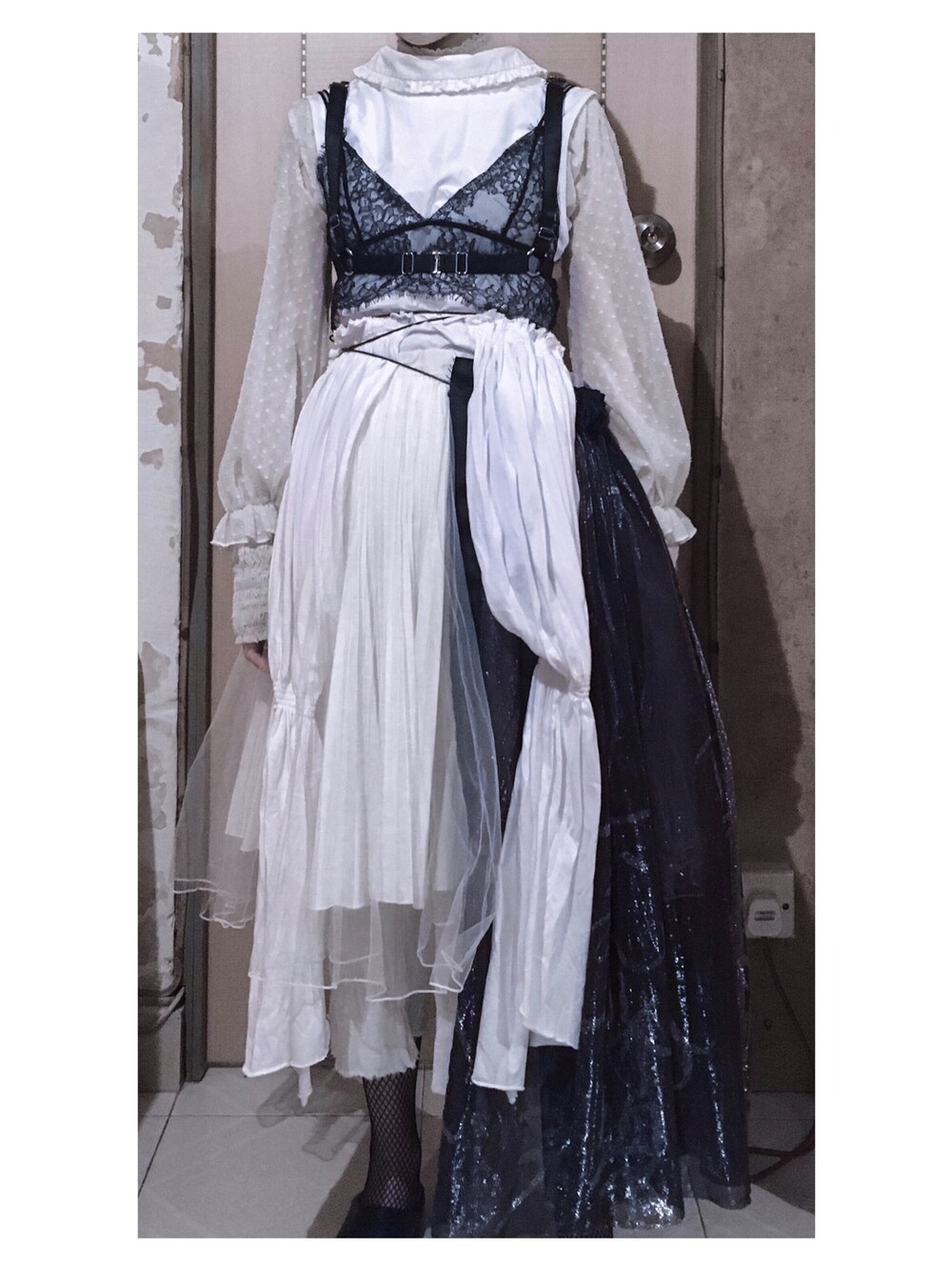 「layering、ootd、fashion、大人コーデ、STYLE、spring、black、白」｜「COSのアイテム（その他トップス、ホワイト系）」を使った、maness.kmyさん（レディース・154cm）の春コーディネートの1枚目の写真
