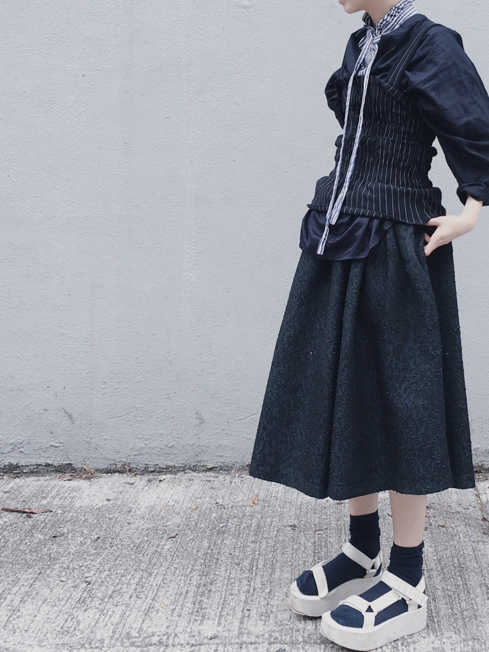 「春、casual、低身長、古着、ootd、fashion、STYLE、青、blue」｜「VINTAGEのアイテム（シャツワンピース、ブルー系）」を使った、maness.kmyさん（レディース・154cm）の春コーディネートの1枚目の写真