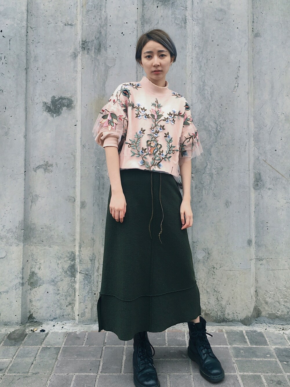 「春コーデ、大人カジュアル、刺繍、ootd、pink、spring、パーカー」｜「VINTAGEのアイテム（スウェット、ピンク系）」を使った、maness.kmyさん（レディース・154cm）の春コーディネートの1枚目の写真