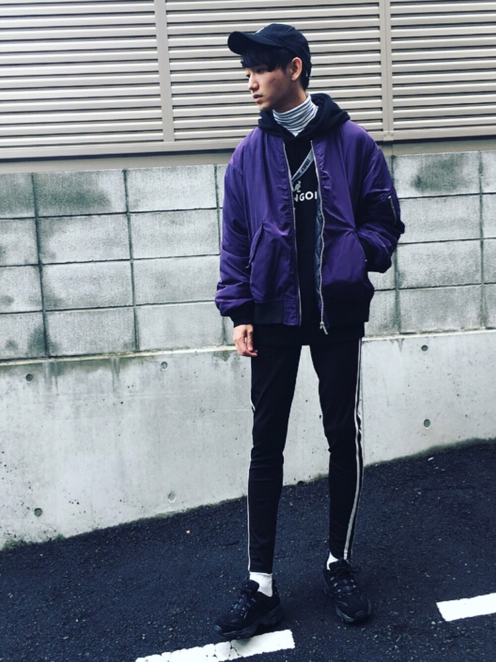 「シンプルおしゃれが好き、ストリート、MA-1、WEGO、パープル、パーカー、ラインパンツ、タートルネック、キャップ、レイヤードスタイル」｜「KANGOLの∴WEGO/KANGOL別注起毛ビッグプルパーカー（パーカー、ブラック系）」を使った、黒坂学さん（メンズ・171cm）の秋コーディネートの1枚目の写真