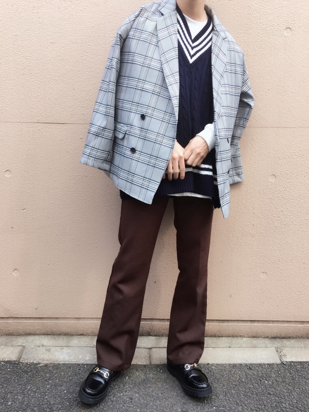 ブルー系のベスト、ブルー系のテーラードジャケット、ホワイト系のTシャツ/カットソーを着用したメンズの春コーディネートの1枚目の写真