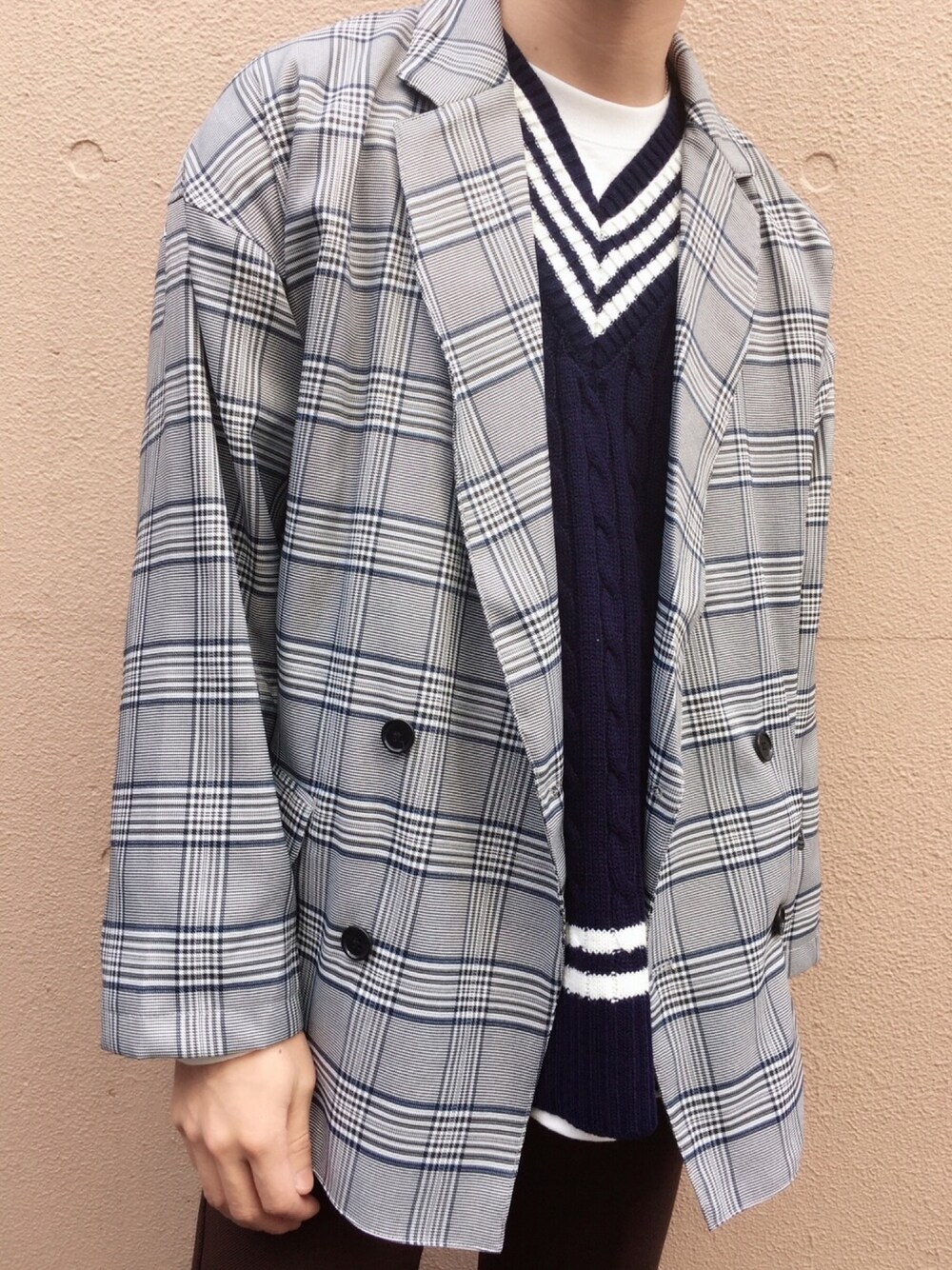 ブルー系のテーラードジャケット、ブルー系のベスト、ホワイト系のTシャツ/カットソーを着用したメンズの春コーディネートの1枚目の写真