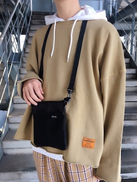 「アイテム（トップス、ベージュ系）」を使った、黒坂学さん（メンズ・171cm）の春コーディネート