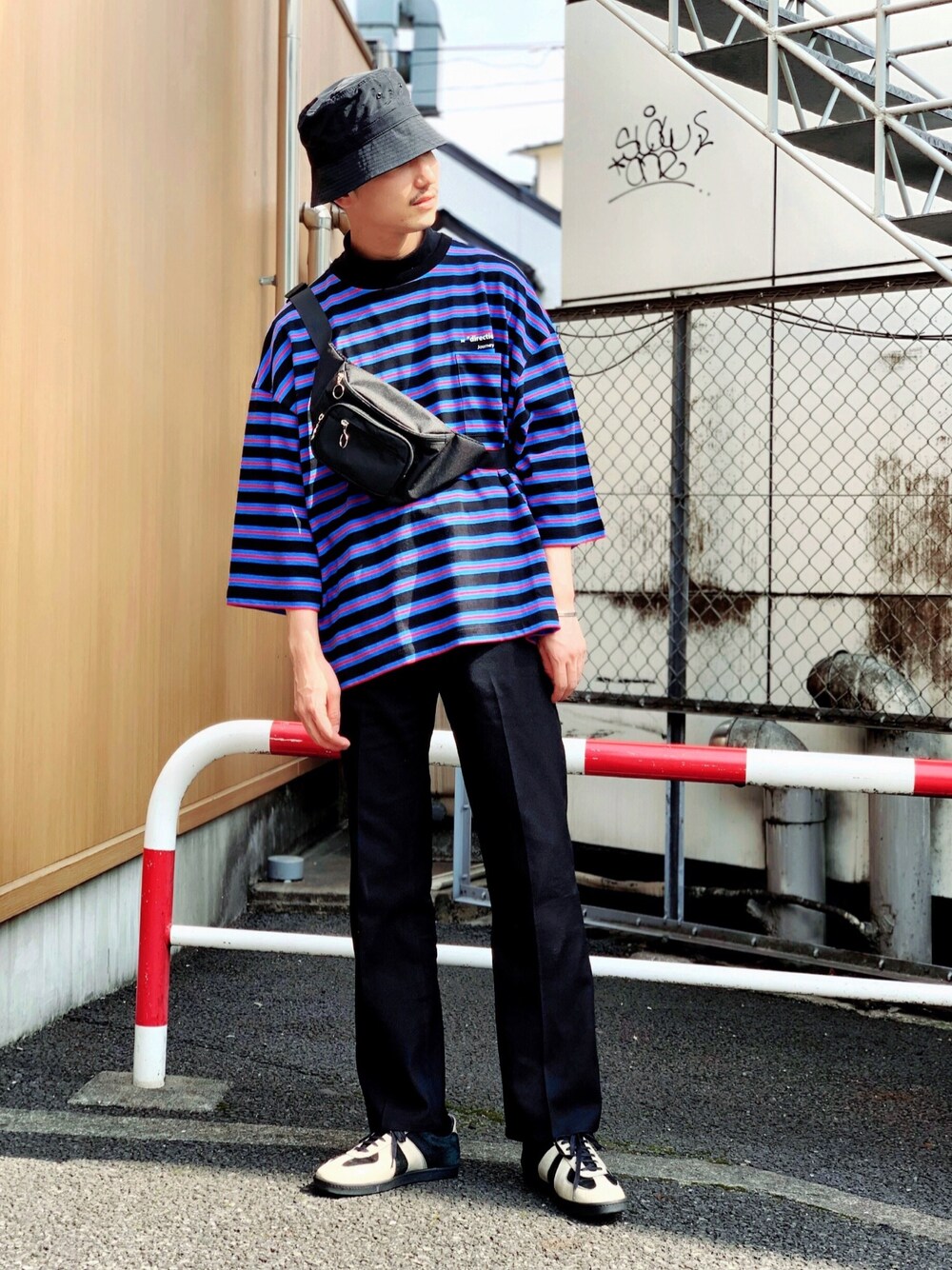 ブラック系のTシャツ/カットソー、ブラック系のボディバッグ/ウエストポーチ、ブラック系のハットを着用したメンズの夏コーディネートの1枚目の写真