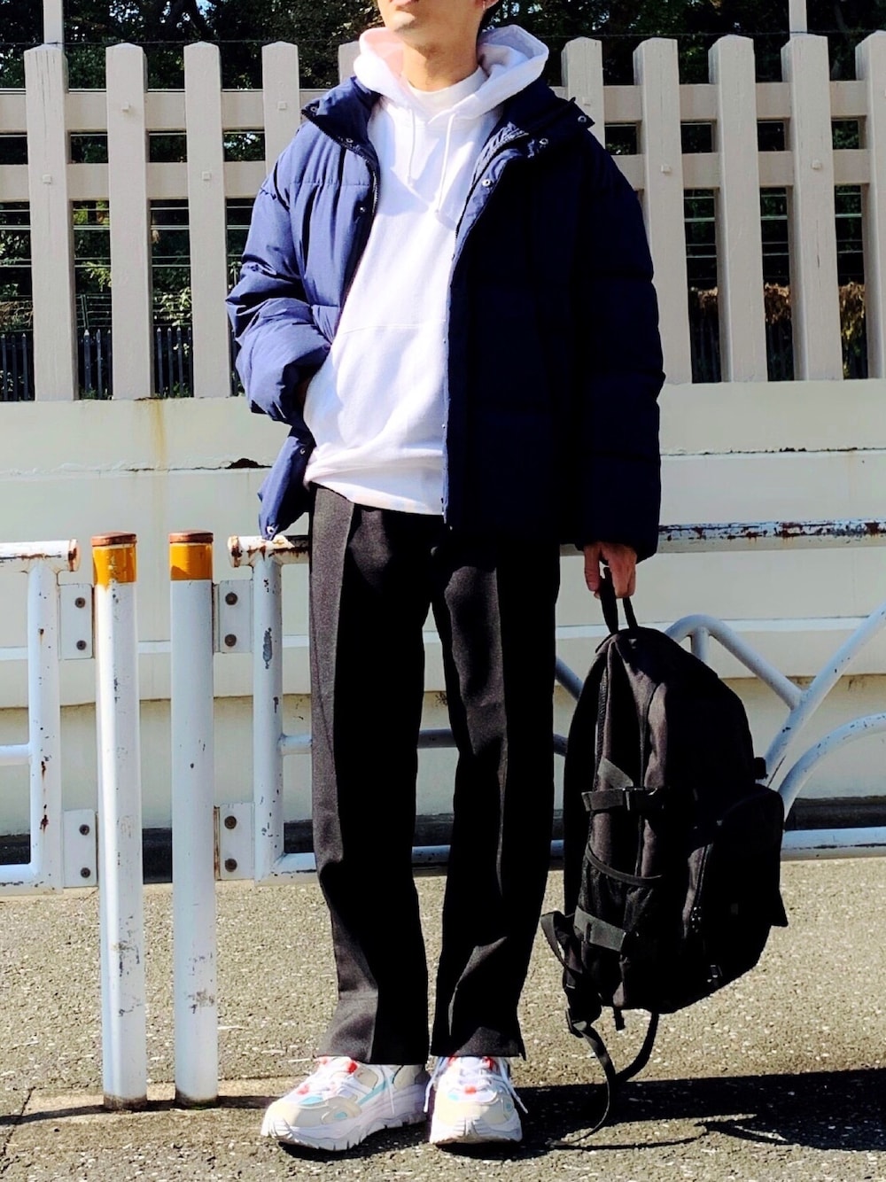 ブルー系のダウンジャケット/コート、ホワイト系のパーカー、ブラック系のスラックスを着用したメンズの秋コーディネートの1枚目の写真