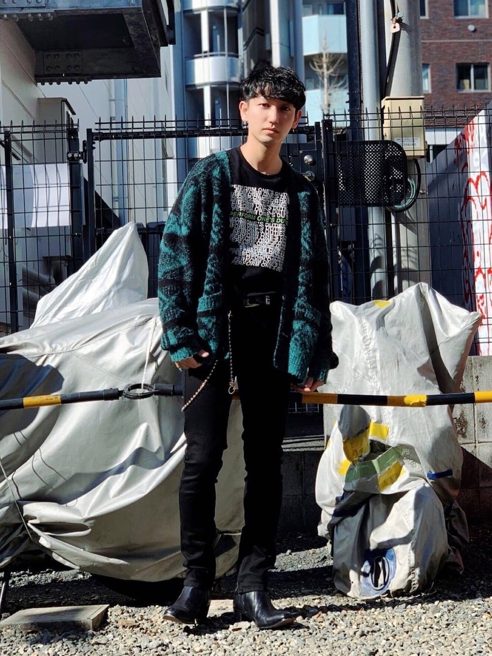 ブラック系のデニムパンツ、ブラック系のTシャツ/カットソー、その他のベルトを着用したメンズの冬コーディネートの1枚目の写真