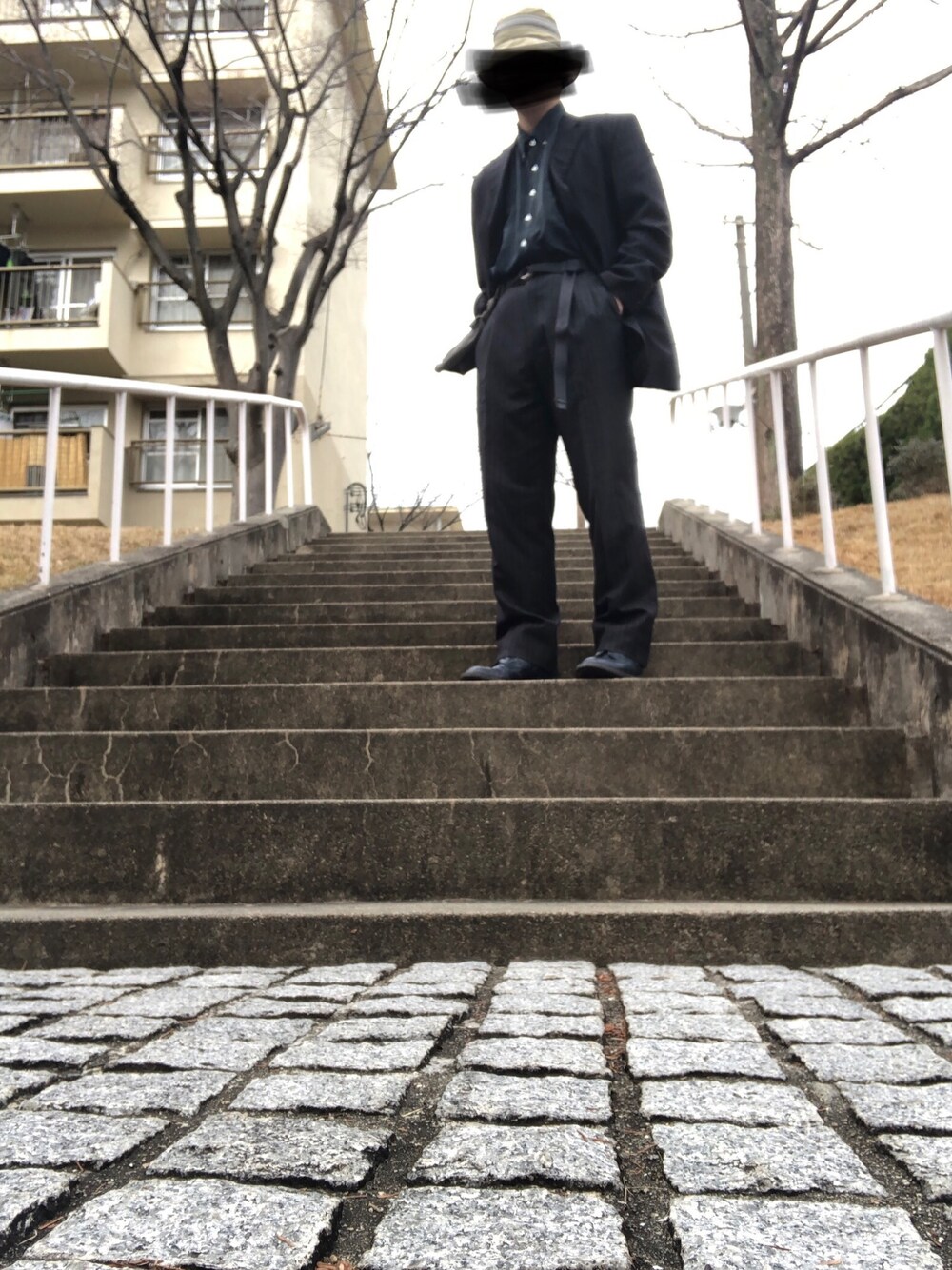 「ブラック、古着コーデ、おしゃれさんと繋がりたい、セットアップ」｜「Tricker'sのトリッカーズブーツ（ブーツ、ブラック系）」を使った、やすひらさん（メンズ・167cm）の冬コーディネートの1枚目の写真